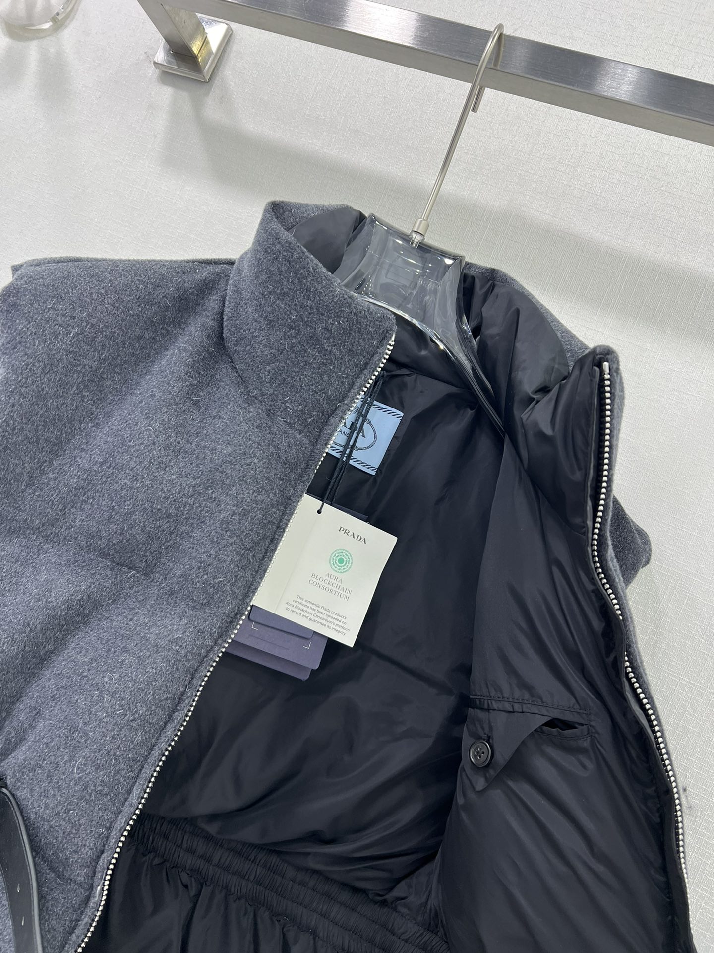 🔥🔥PRAD*24秋冬新款时髦精穿搭90白鹅绒马甲羽绒服 ！立领真皮皮带束腰羊毛呢羽绒马甲！不挑个子立体