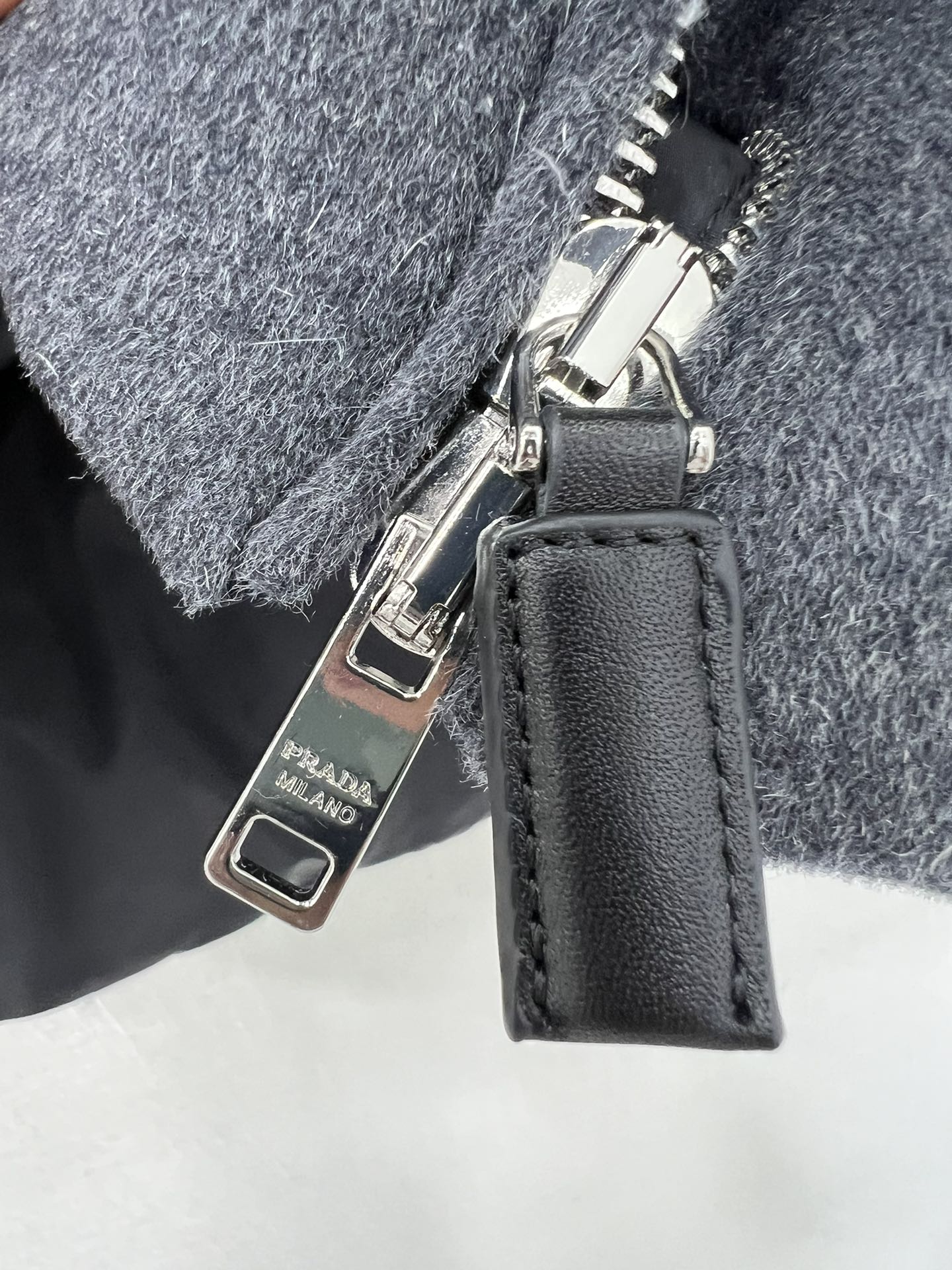 🔥🔥PRAD*24秋冬新款时髦精穿搭90白鹅绒马甲羽绒服 ！立领真皮皮带束腰羊毛呢羽绒马甲！不挑个子立体