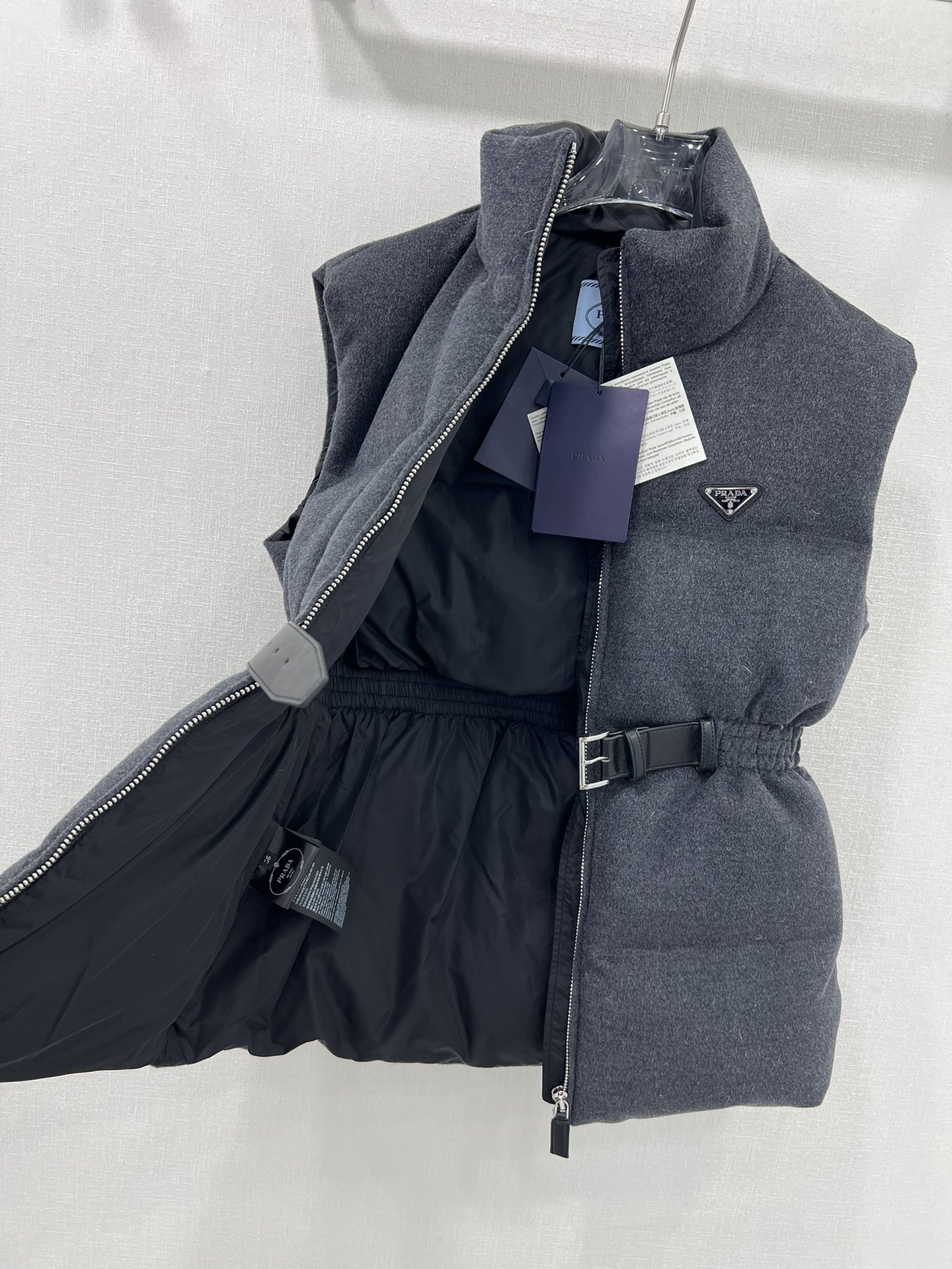 🔥🔥PRAD*24秋冬新款时髦精穿搭90白鹅绒马甲羽绒服 ！立领真皮皮带束腰羊毛呢羽绒马甲！不挑个子立体