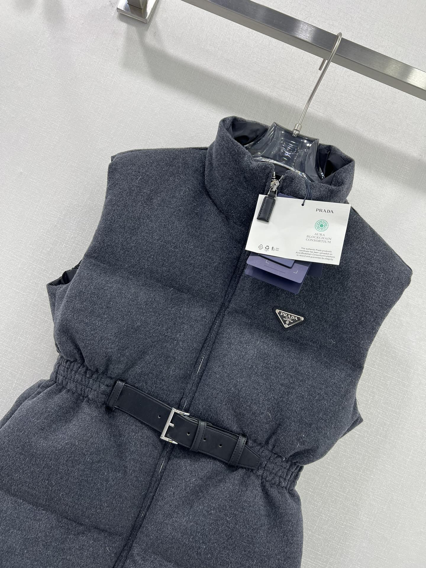 🔥🔥PRAD*24秋冬新款时髦精穿搭90白鹅绒马甲羽绒服 ！立领真皮皮带束腰羊毛呢羽绒马甲！不挑个子立体