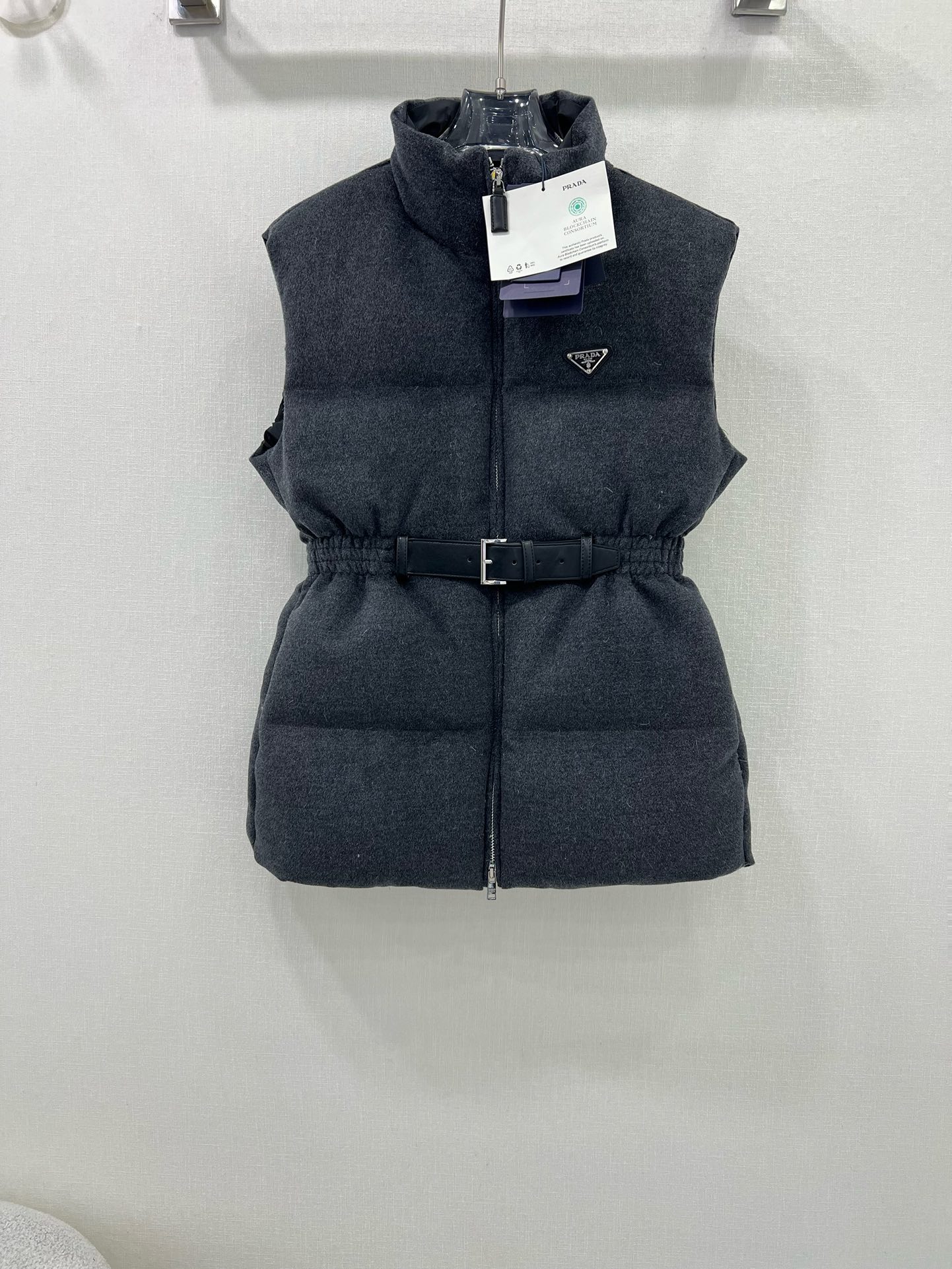 🔥🔥PRAD*24秋冬新款时髦精穿搭90白鹅绒马甲羽绒服 ！立领真皮皮带束腰羊毛呢羽绒马甲！不挑个子立体