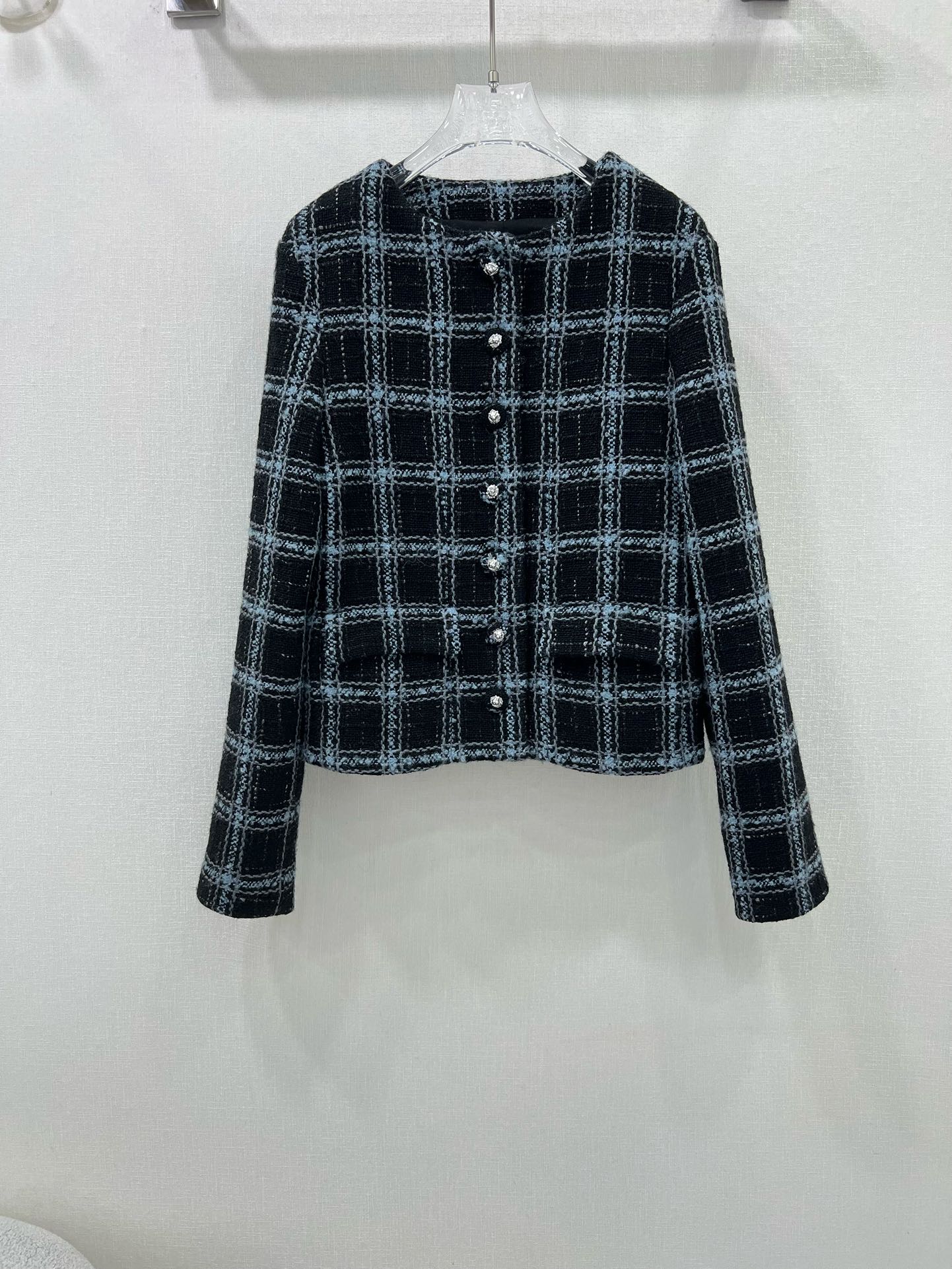 ¿Dónde puedes comprar una réplica?
 Chanel Almacenar
 Ropa Abrigos y chaquetas Azul Cuadrícula azul Marco de madera a cuadros Seda Tejido Lana Colección otoño – invierno Vintage