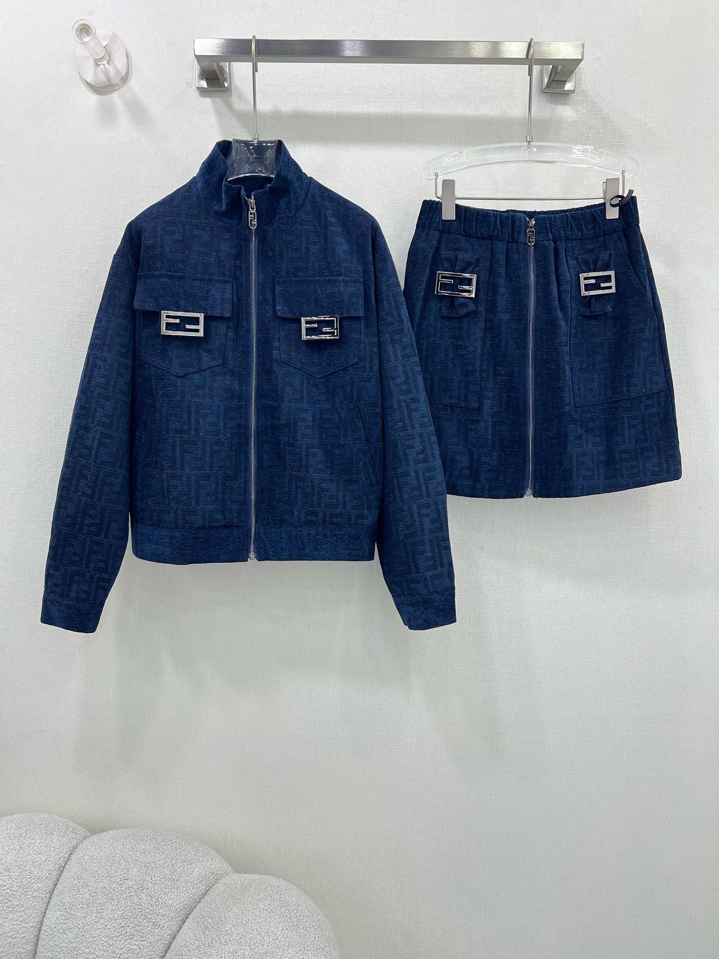 Fendi 7 estrellas
 Ropa Abrigos y chaquetas Trajes de dos piezas y conjuntos a juego Azul oscuro Colección otoño – invierno Fashion Casual