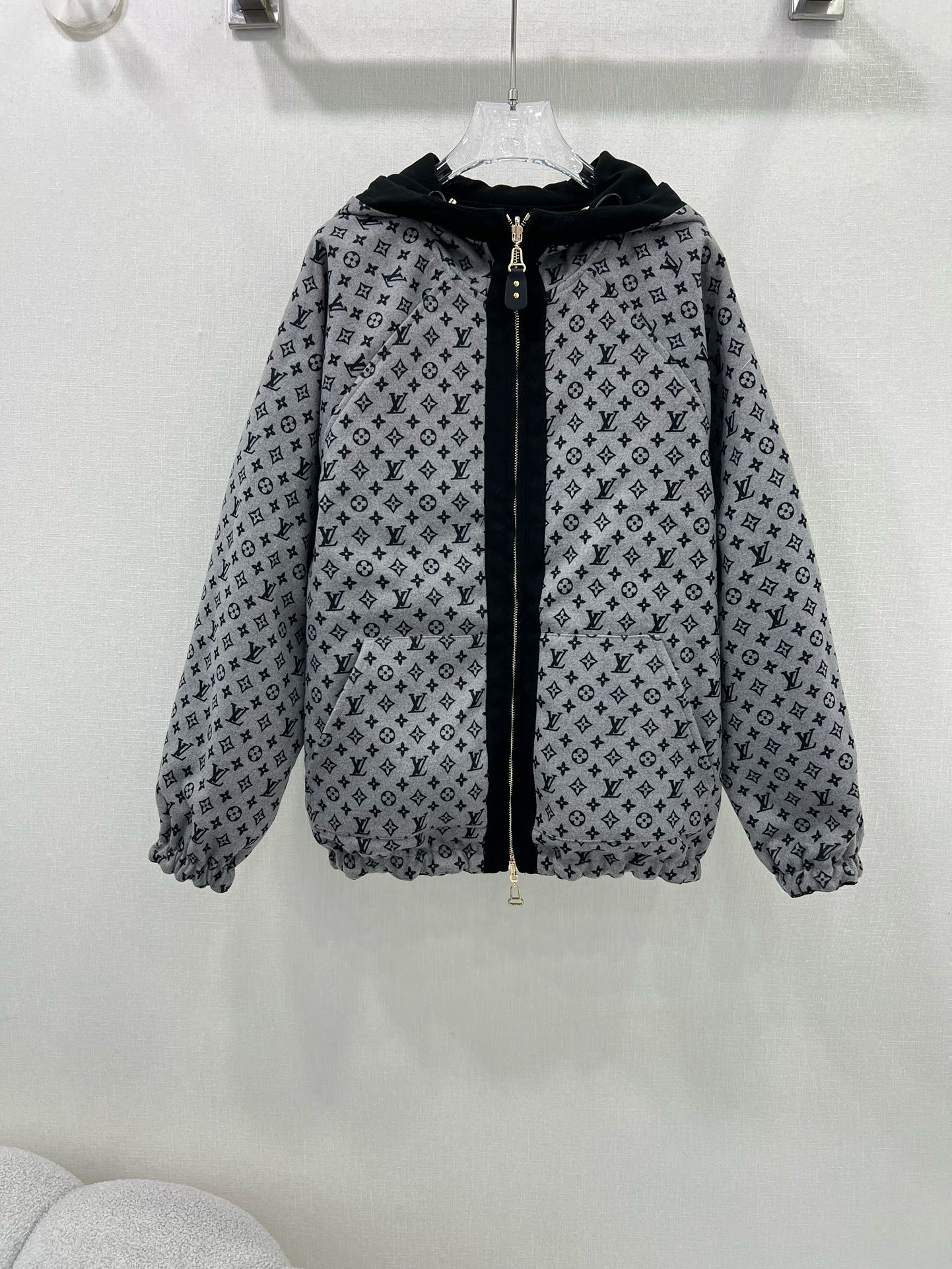 Louis Vuitton Impecable
 Ropa Abrigos y chaquetas Impresión Colección otoño – invierno Blusa con capucha