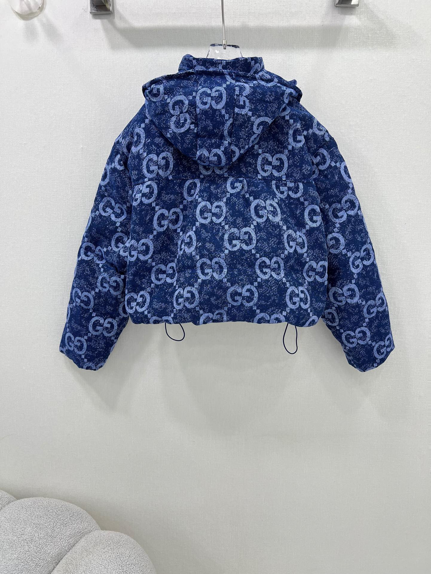 🔥🔥Gucc*25秋冬新款羽绒服 90白鸭绒 双g字母提花系列连帽撞色羽绒 满Logo印花 打造视觉层次