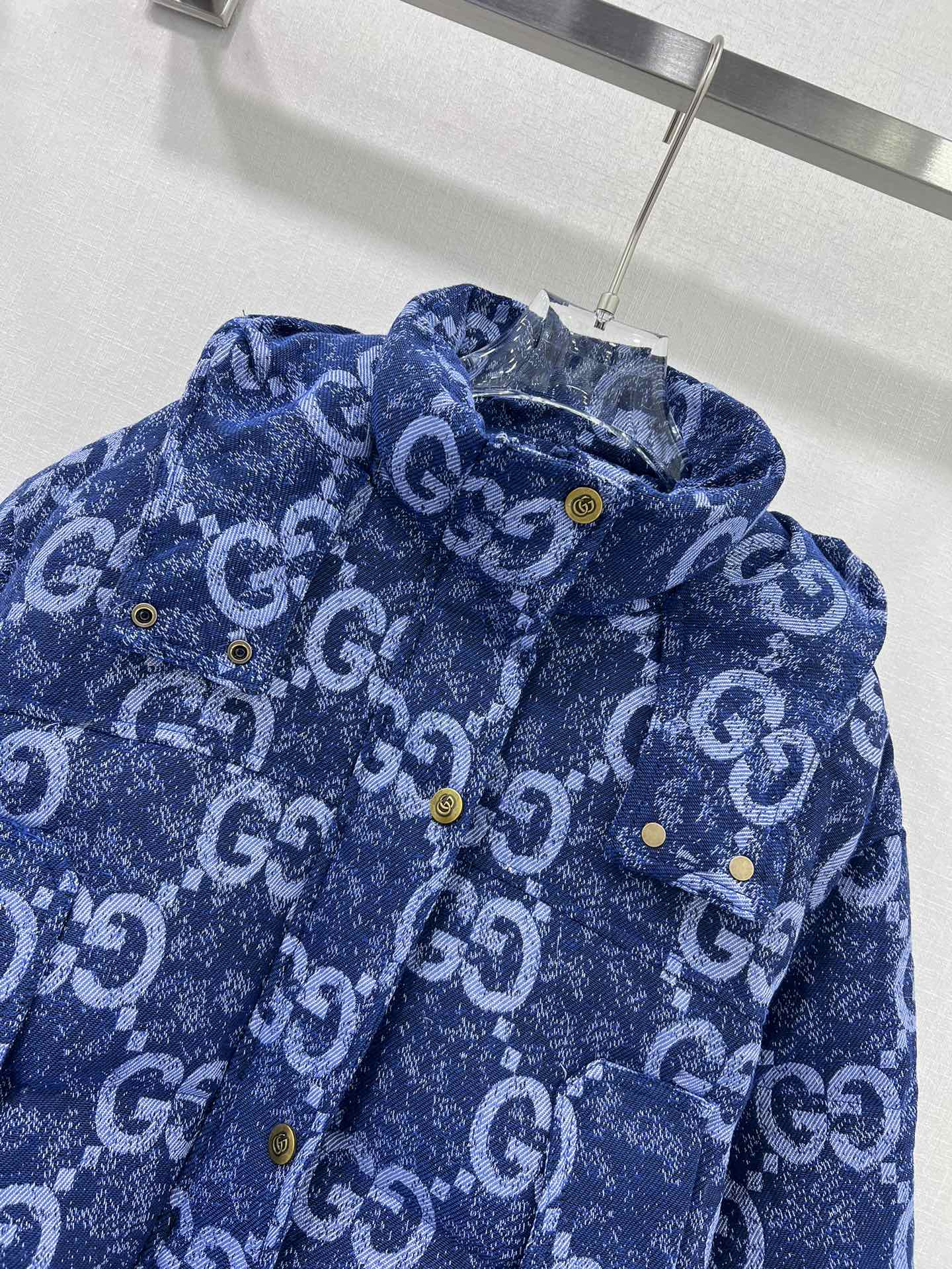 🔥🔥Gucc*25秋冬新款羽绒服 90白鸭绒 双g字母提花系列连帽撞色羽绒 满Logo印花 打造视觉层次