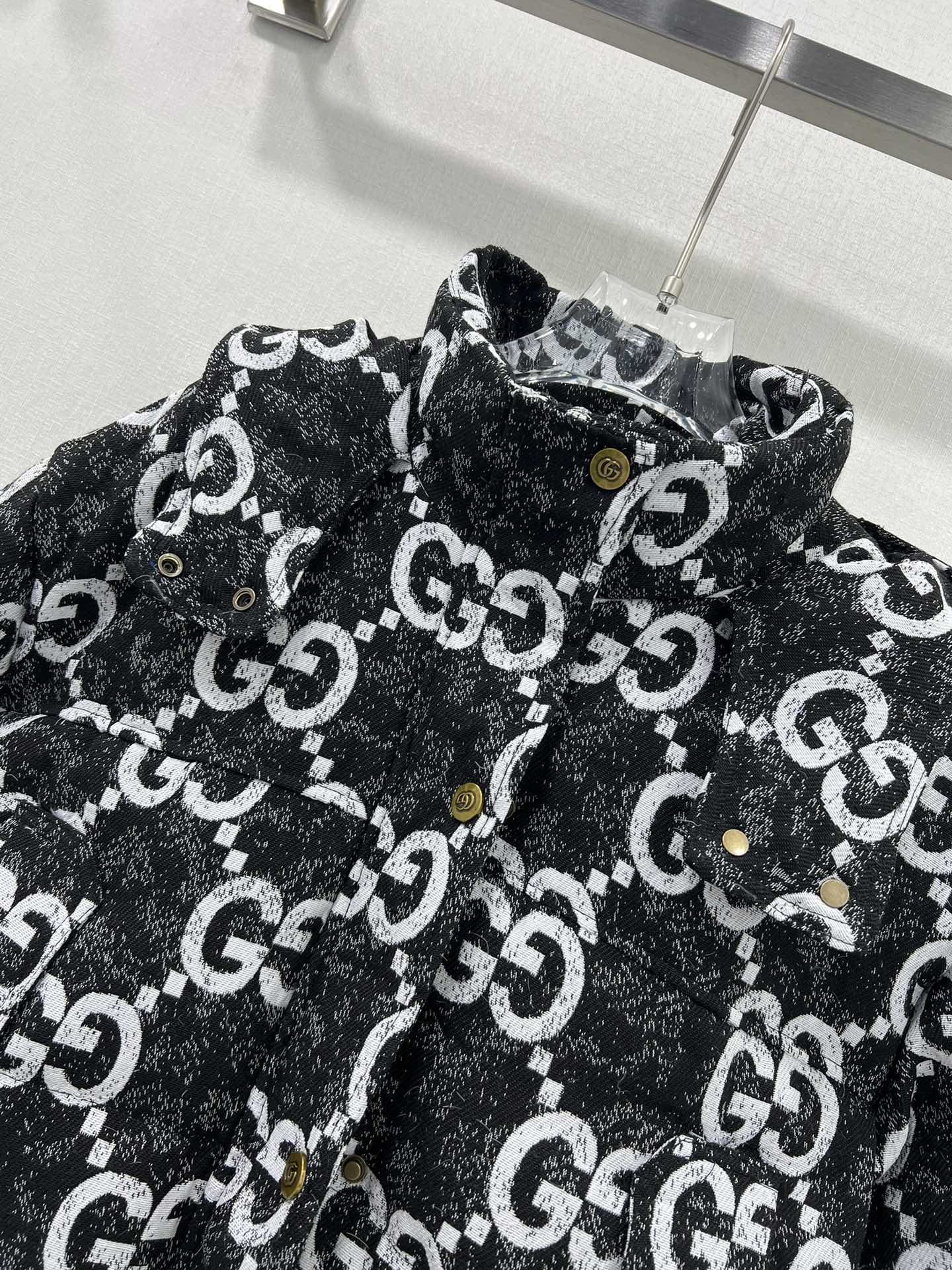 🔥🔥Gucc*25秋冬新款羽绒服 90白鸭绒 双g字母提花系列连帽撞色羽绒 满Logo印花 打造视觉层次