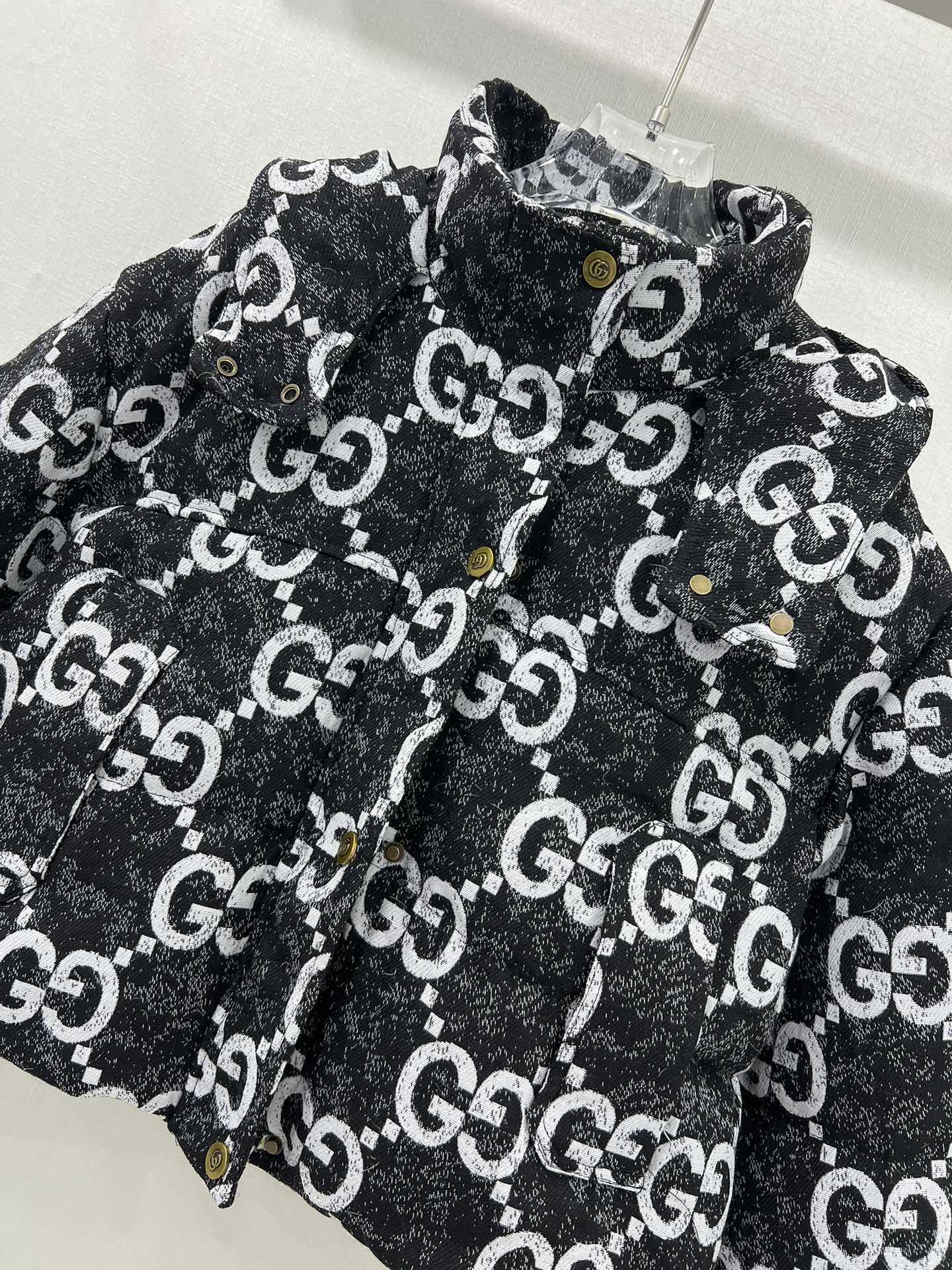 🔥🔥Gucc*25秋冬新款羽绒服 90白鸭绒 双g字母提花系列连帽撞色羽绒 满Logo印花 打造视觉层次