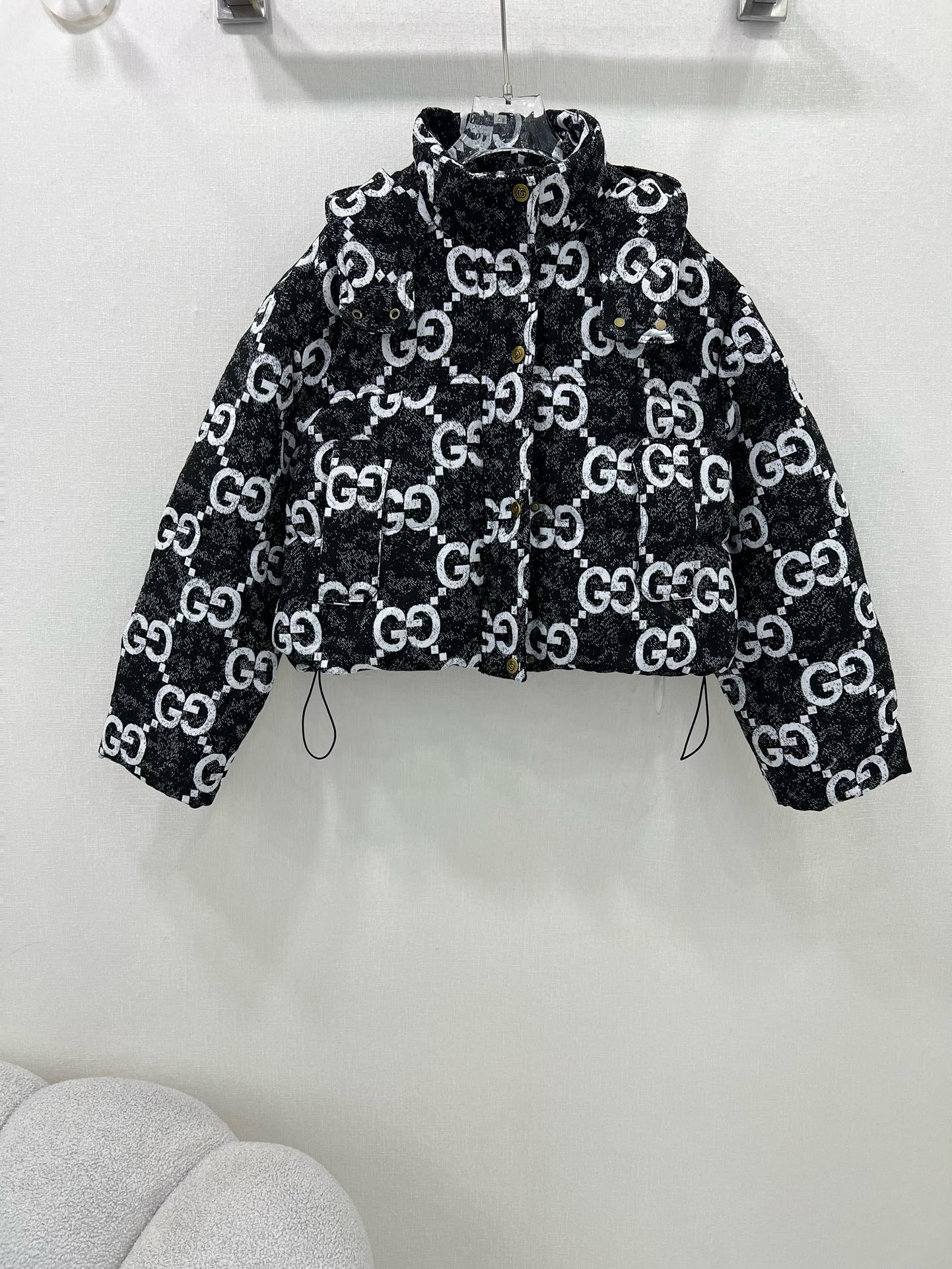 🔥🔥Gucc*25秋冬新款羽绒服 90白鸭绒 双g字母提花系列连帽撞色羽绒 满Logo印花 打造视觉层次