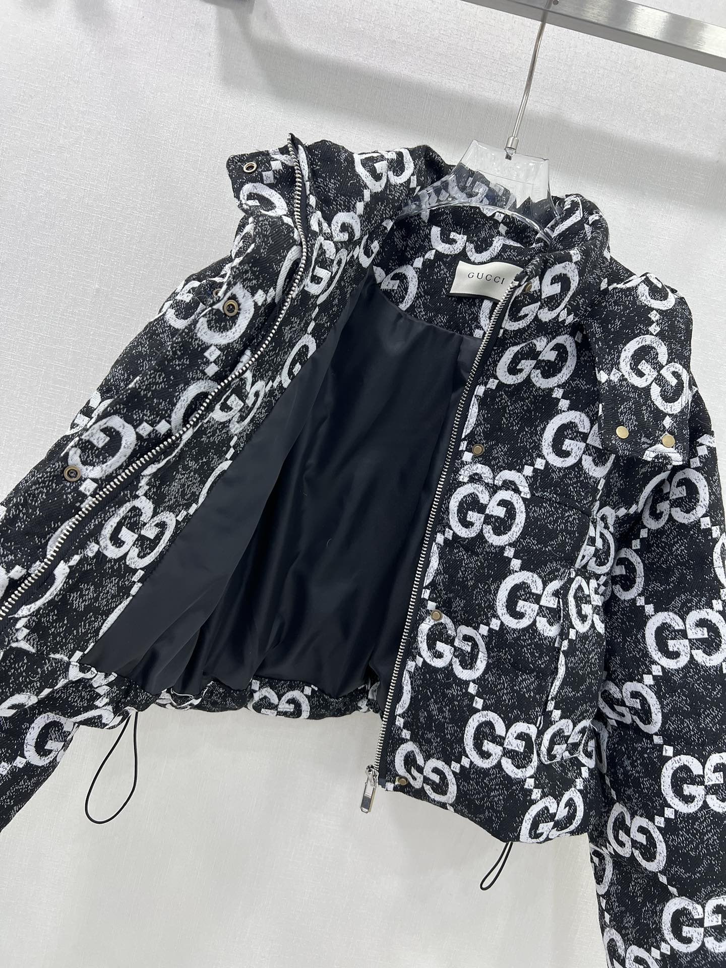 🔥🔥Gucc*25秋冬新款羽绒服 90白鸭绒 双g字母提花系列连帽撞色羽绒 满Logo印花 打造视觉层次