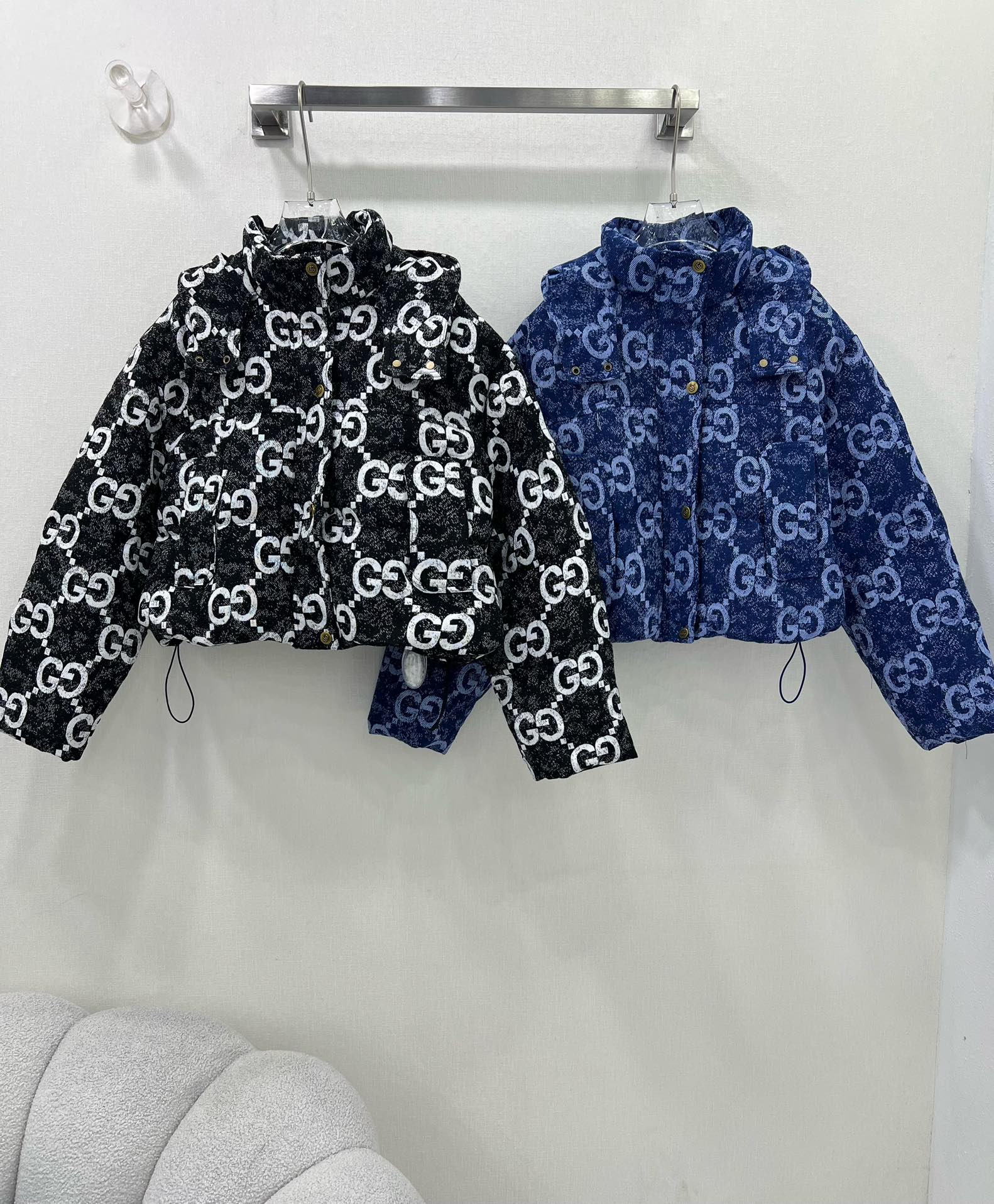 🔥🔥Gucc*25秋冬新款羽绒服 90白鸭绒 双g字母提花系列连帽撞色羽绒 满Logo印花 打造视觉层次