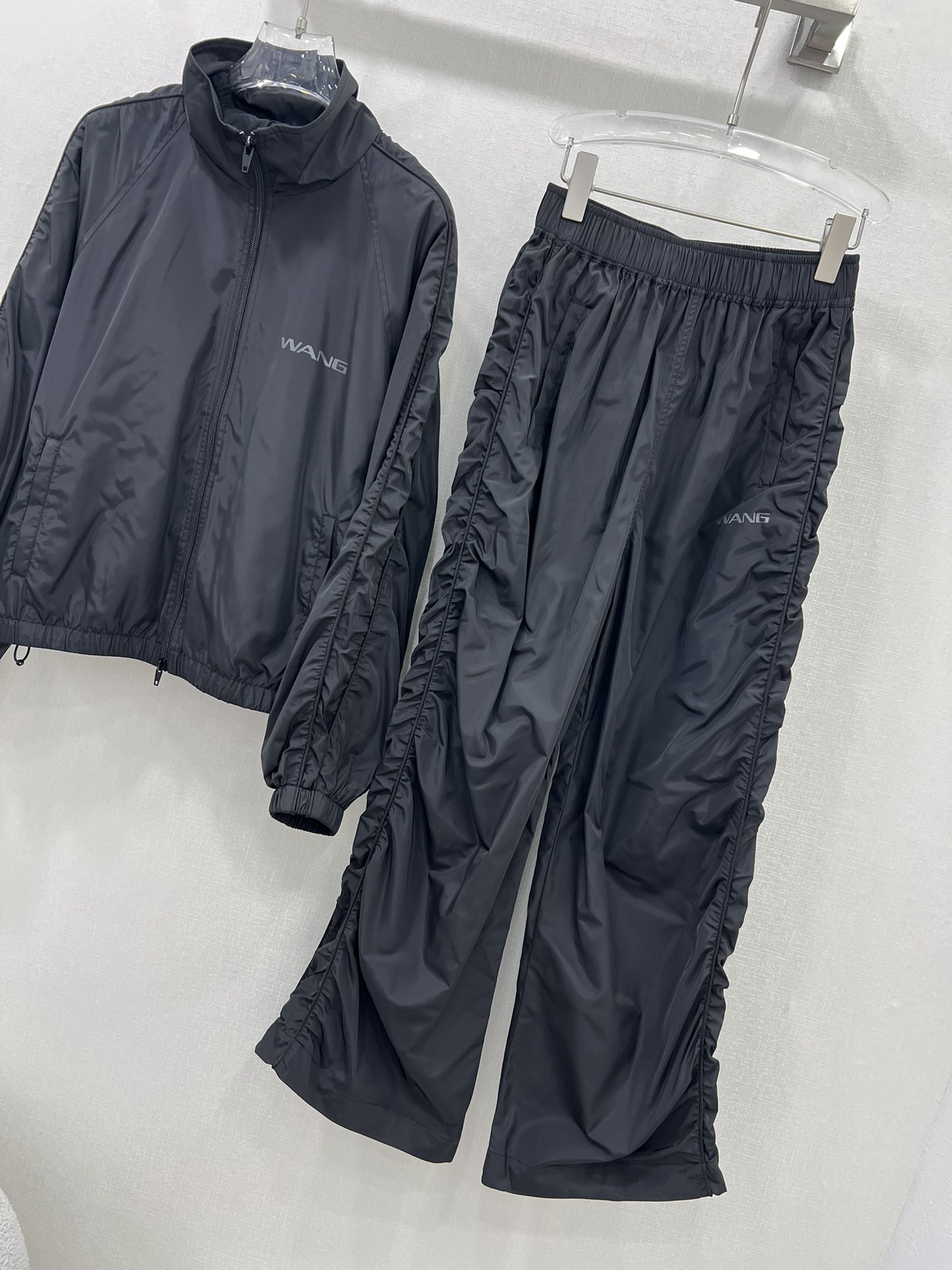 “Alexander Wan Spring Suit: Stylish One-Size-Fits-All Female Suit Collection” - 图片 7