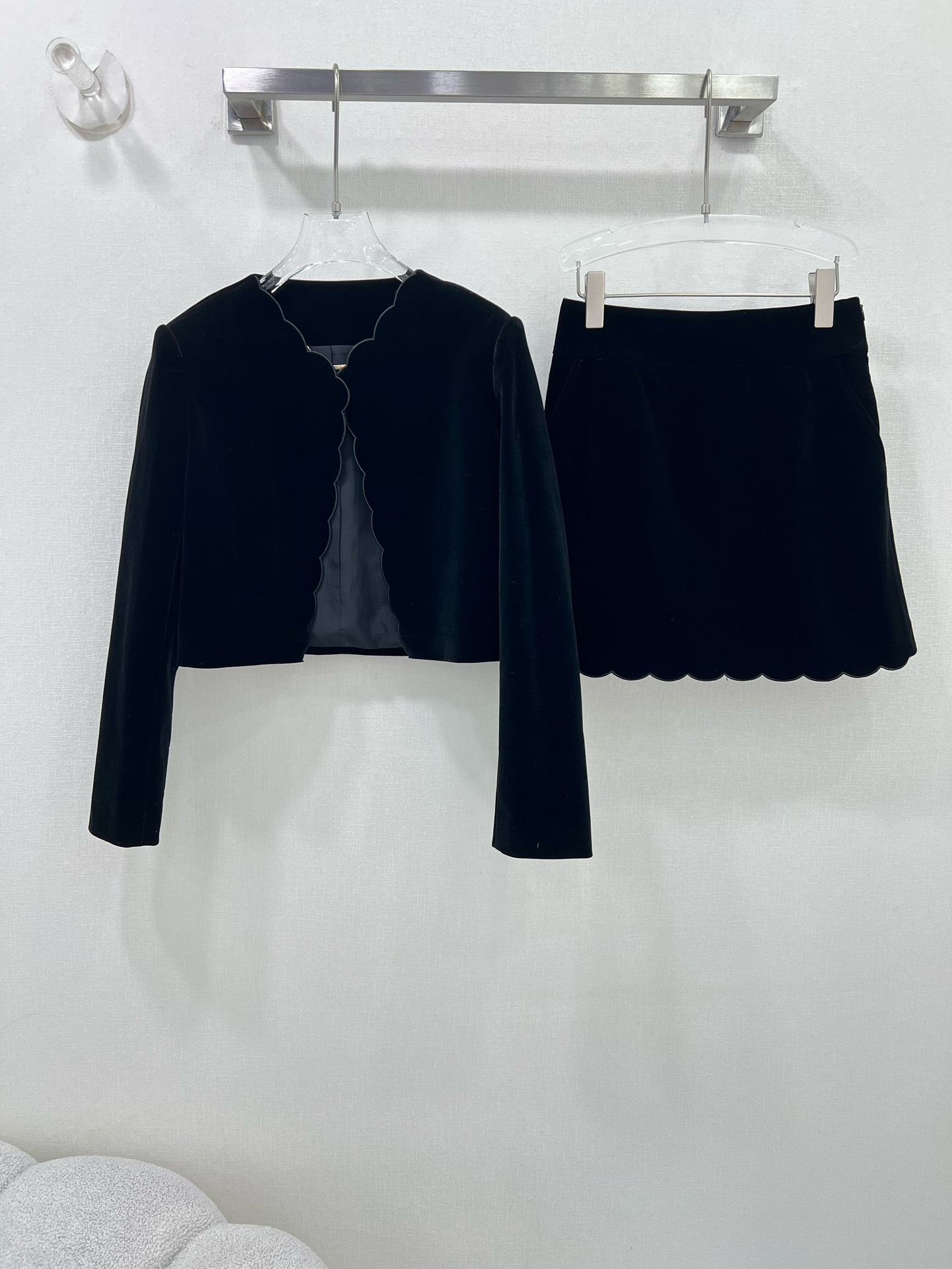Velvet Long-Sleeved Suit Set with Elegant Details and Customizable Options - 图片 1