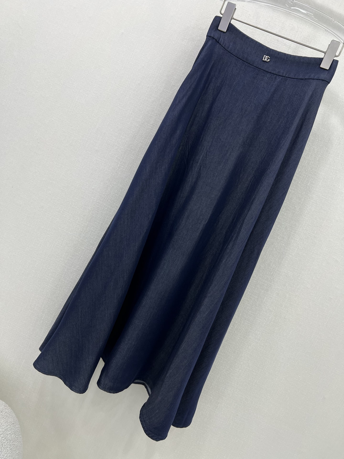 “Versatile Heavy-Skinned Female Dress: Timeless Style for All Seasons” - 图片 4