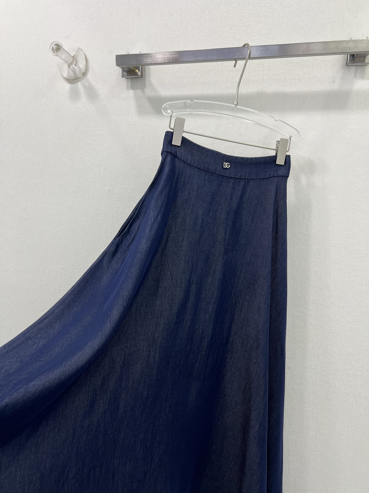 “Versatile Heavy-Skinned Female Dress: Timeless Style for All Seasons” - 图片 5