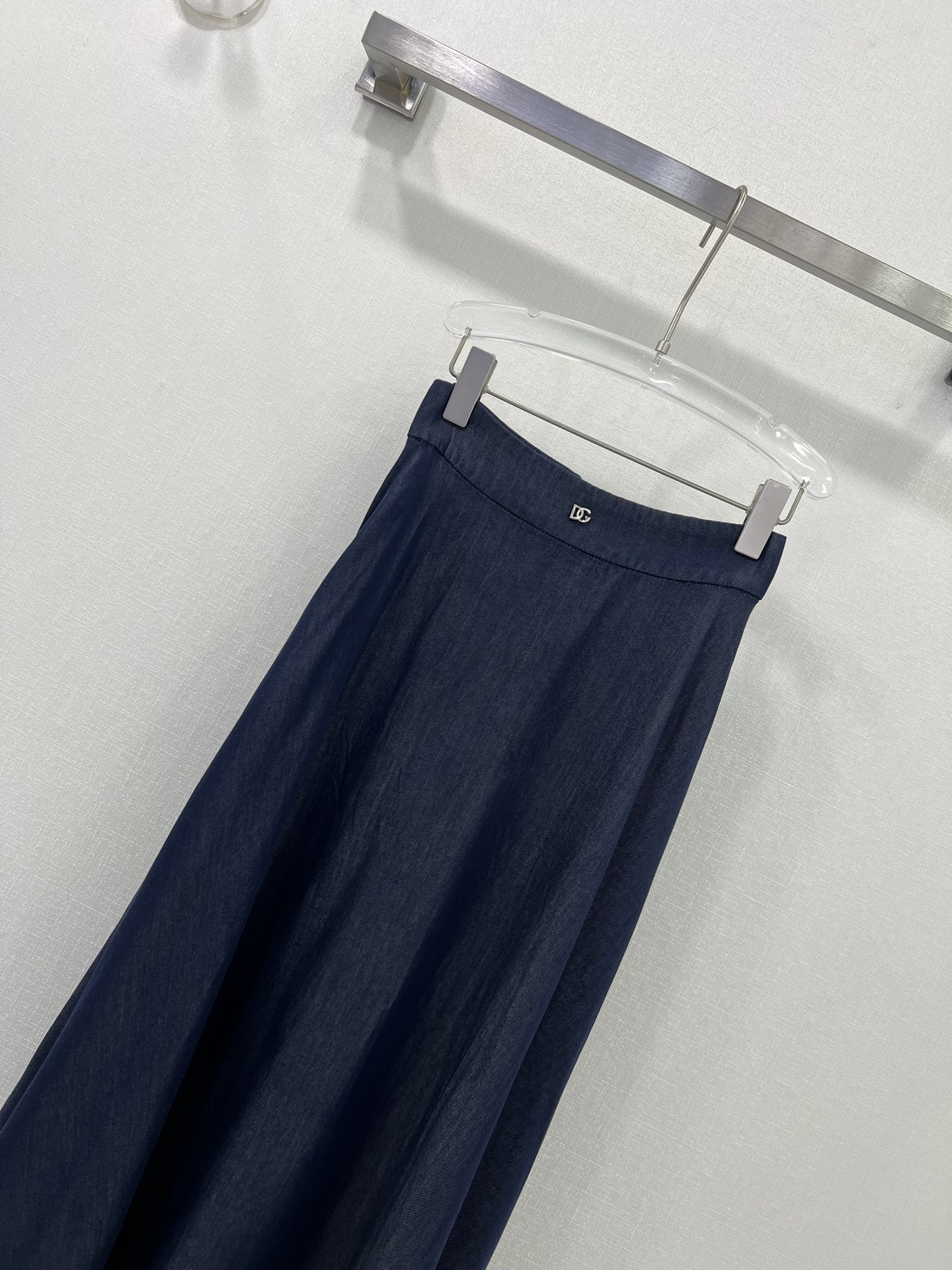 “Versatile Heavy-Skinned Female Dress: Timeless Style for All Seasons” - 图片 3
