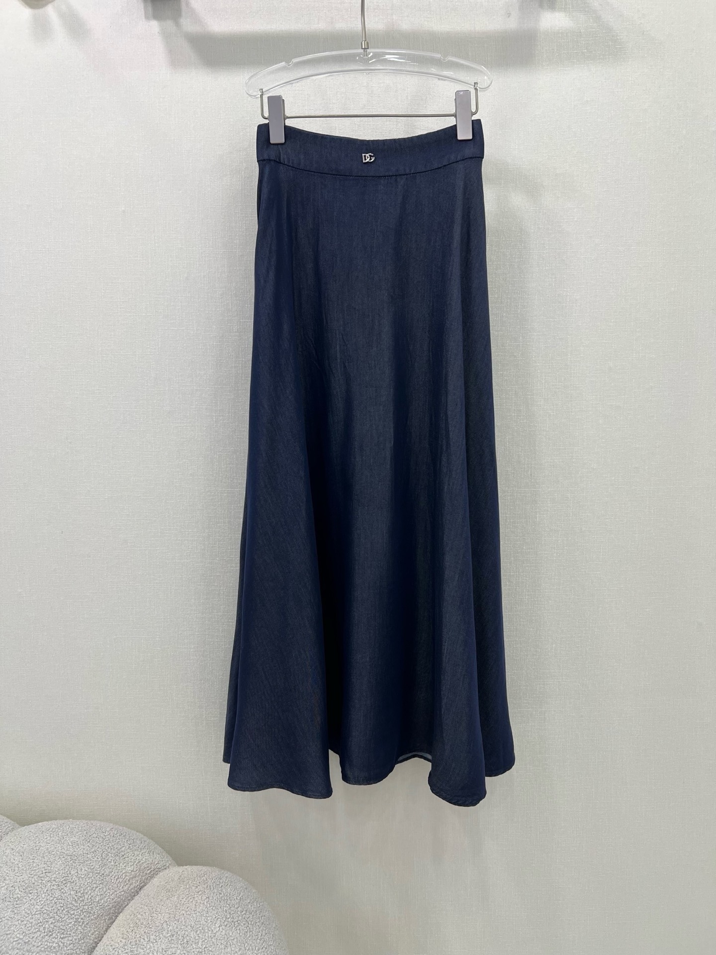 “Versatile Heavy-Skinned Female Dress: Timeless Style for All Seasons” - 图片 1