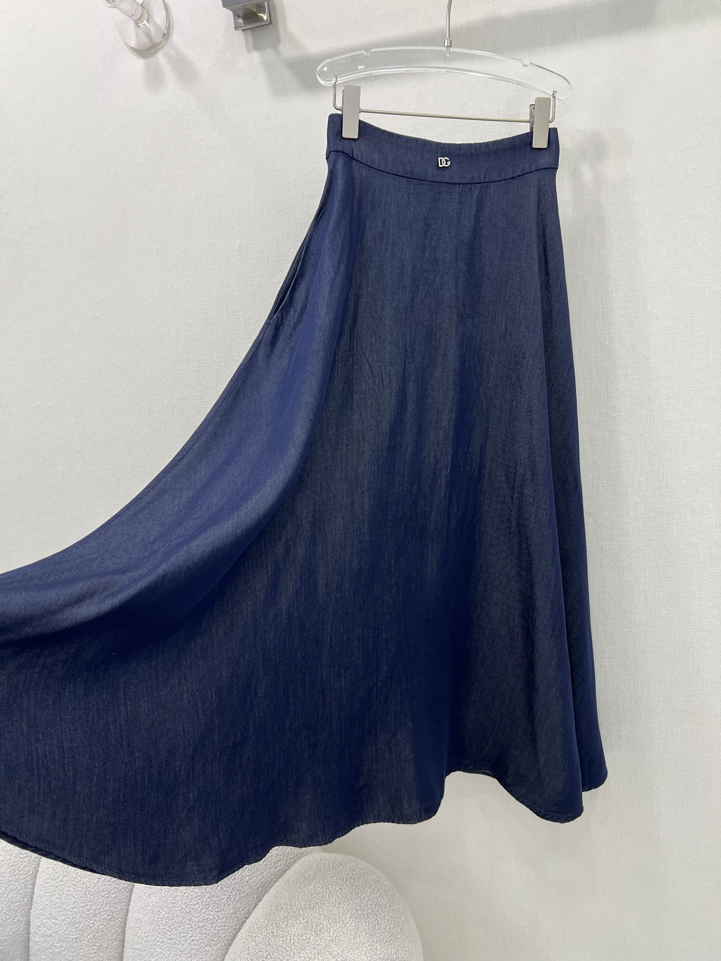 “Versatile Heavy-Skinned Female Dress: Timeless Style for All Seasons” - 图片 6