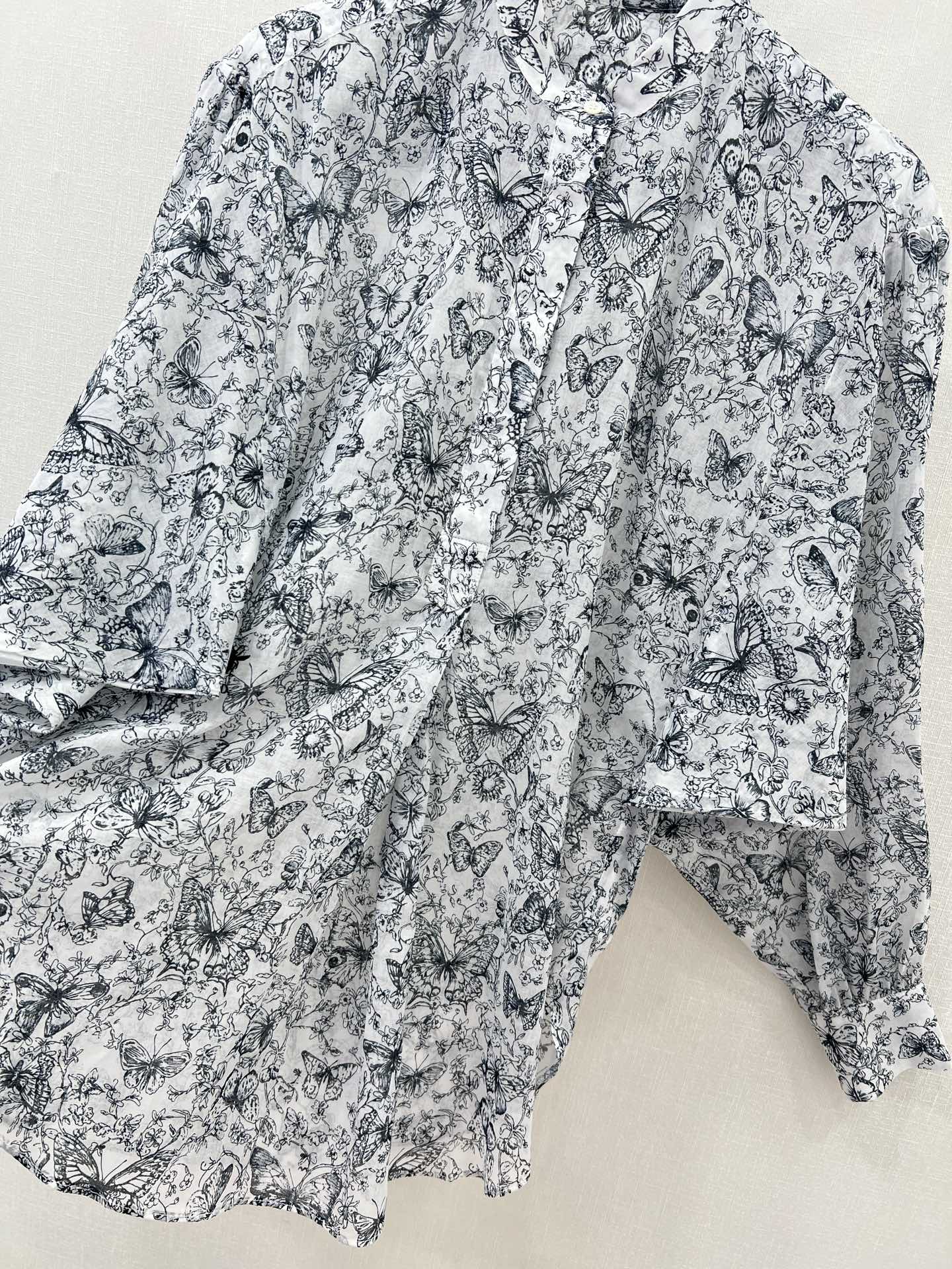🔥🔥Dio*25新款纯棉衬衣  蝴蝶印花蝙蝠袖🦇长袖衬衫 手感柔软细腻有质感，上身舒适透气，质感非常好👍
