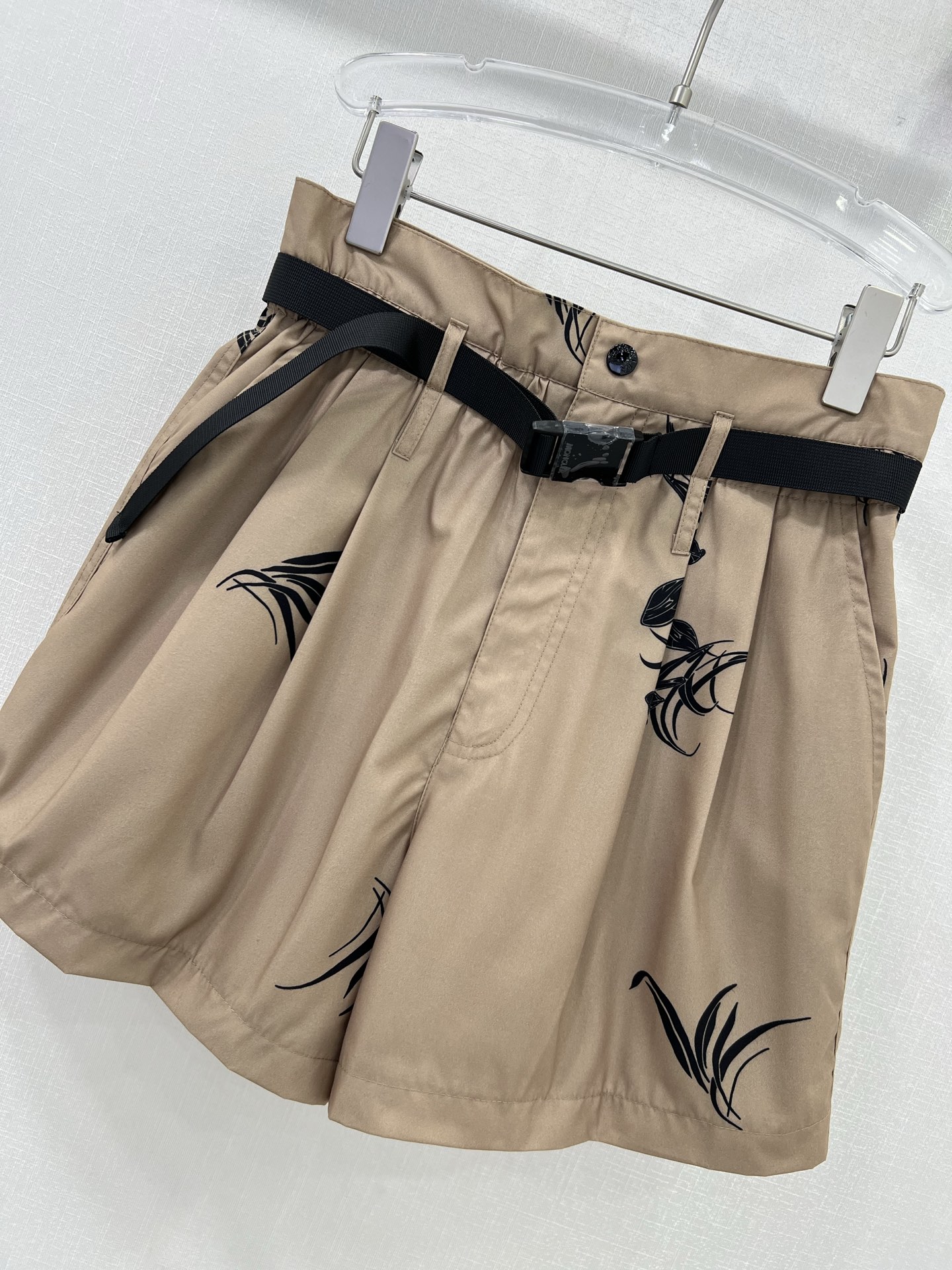 Fashionable One-Size-Fits-All Female Suit Set with Moncl*r Mask and High Waist Shorts - 图片 4