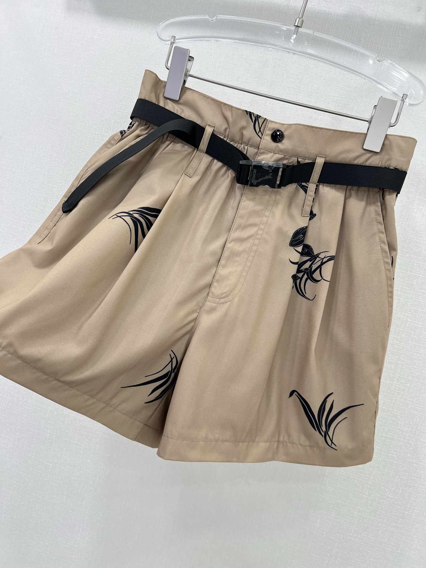 Fashionable One-Size-Fits-All Female Suit Set with Moncl*r Mask and High Waist Shorts - 图片 6