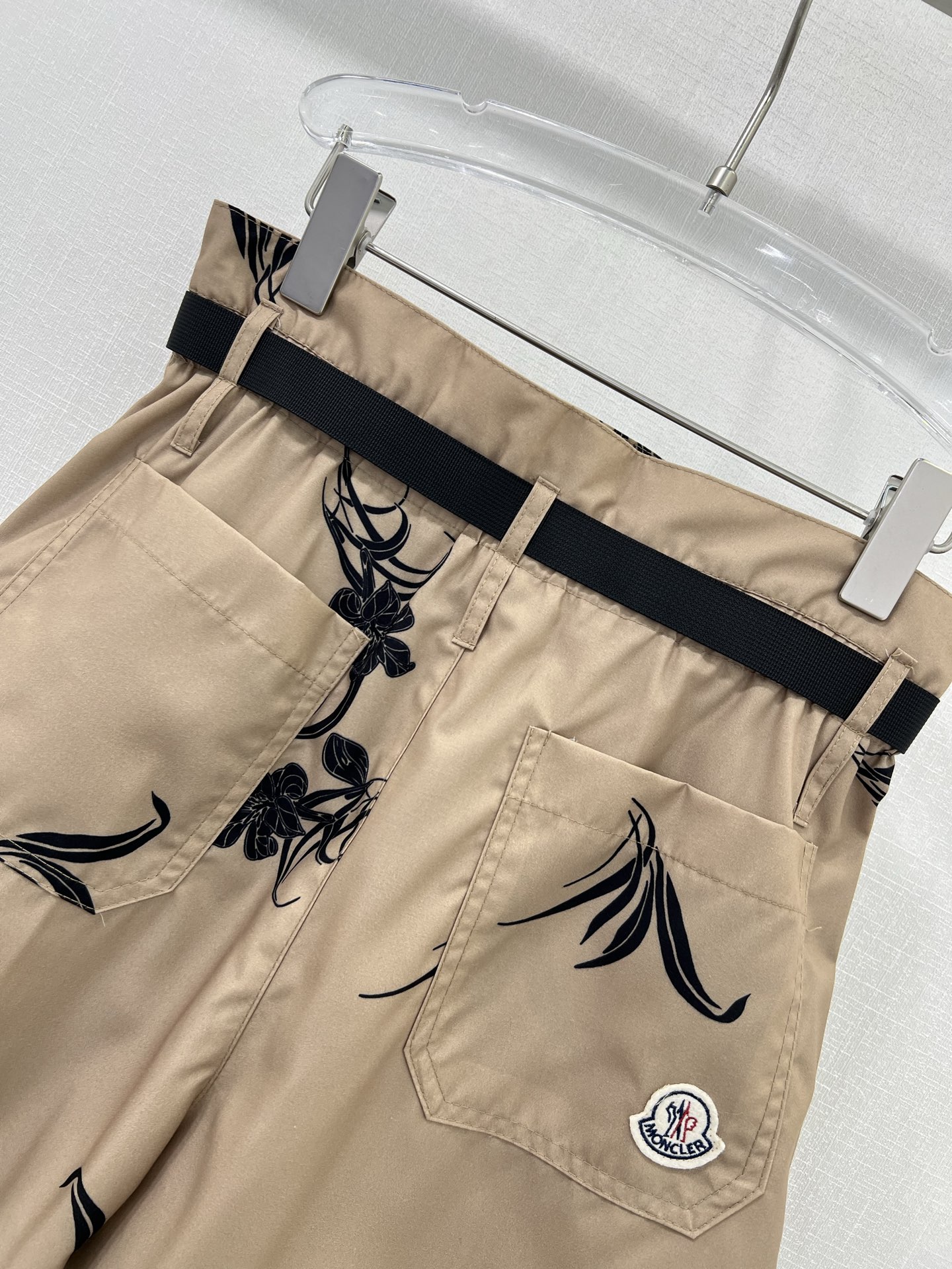 Fashionable One-Size-Fits-All Female Suit Set with Moncl*r Mask and High Waist Shorts - 图片 8