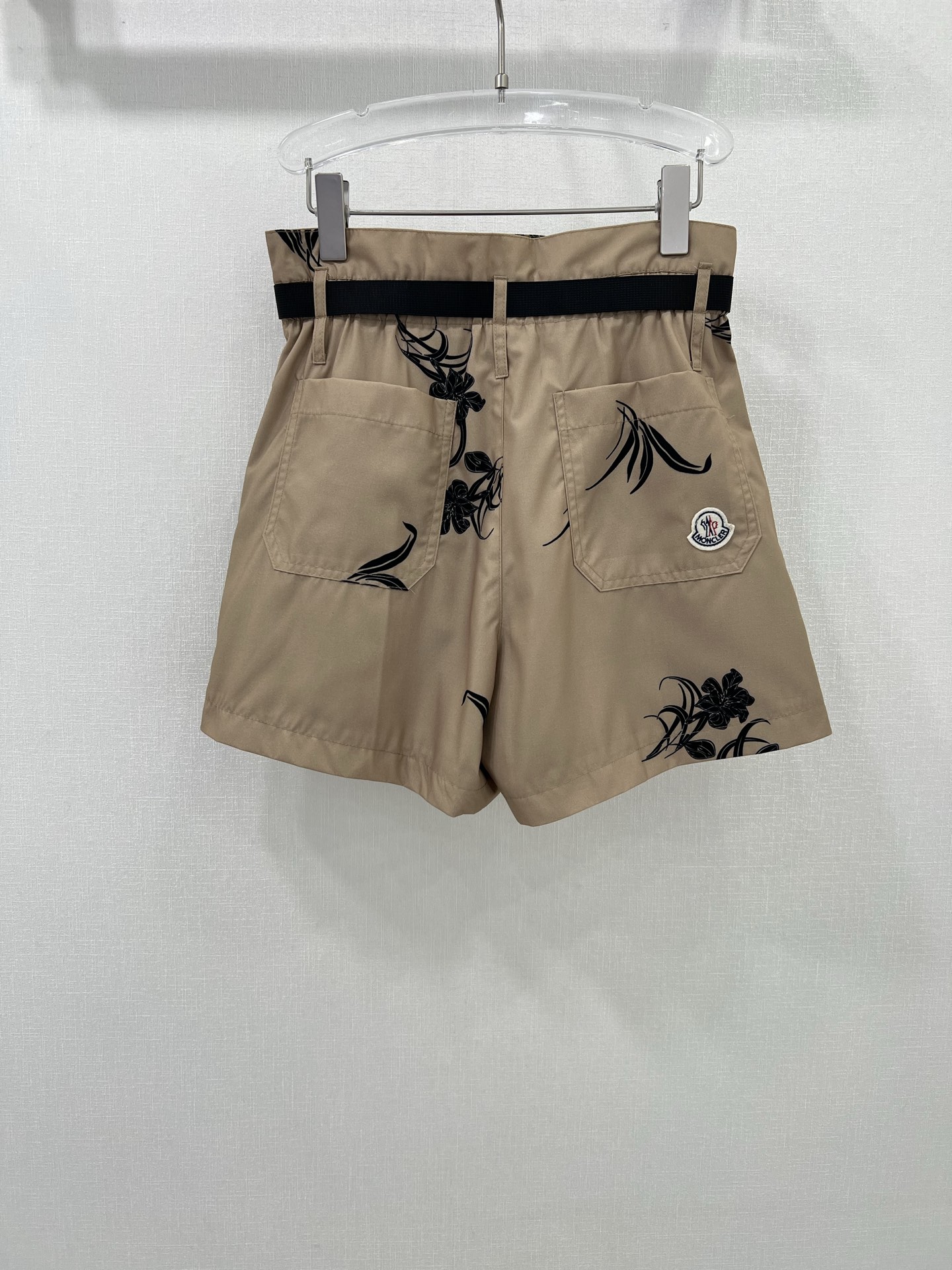 Fashionable One-Size-Fits-All Female Suit Set with Moncl*r Mask and High Waist Shorts - 图片 7