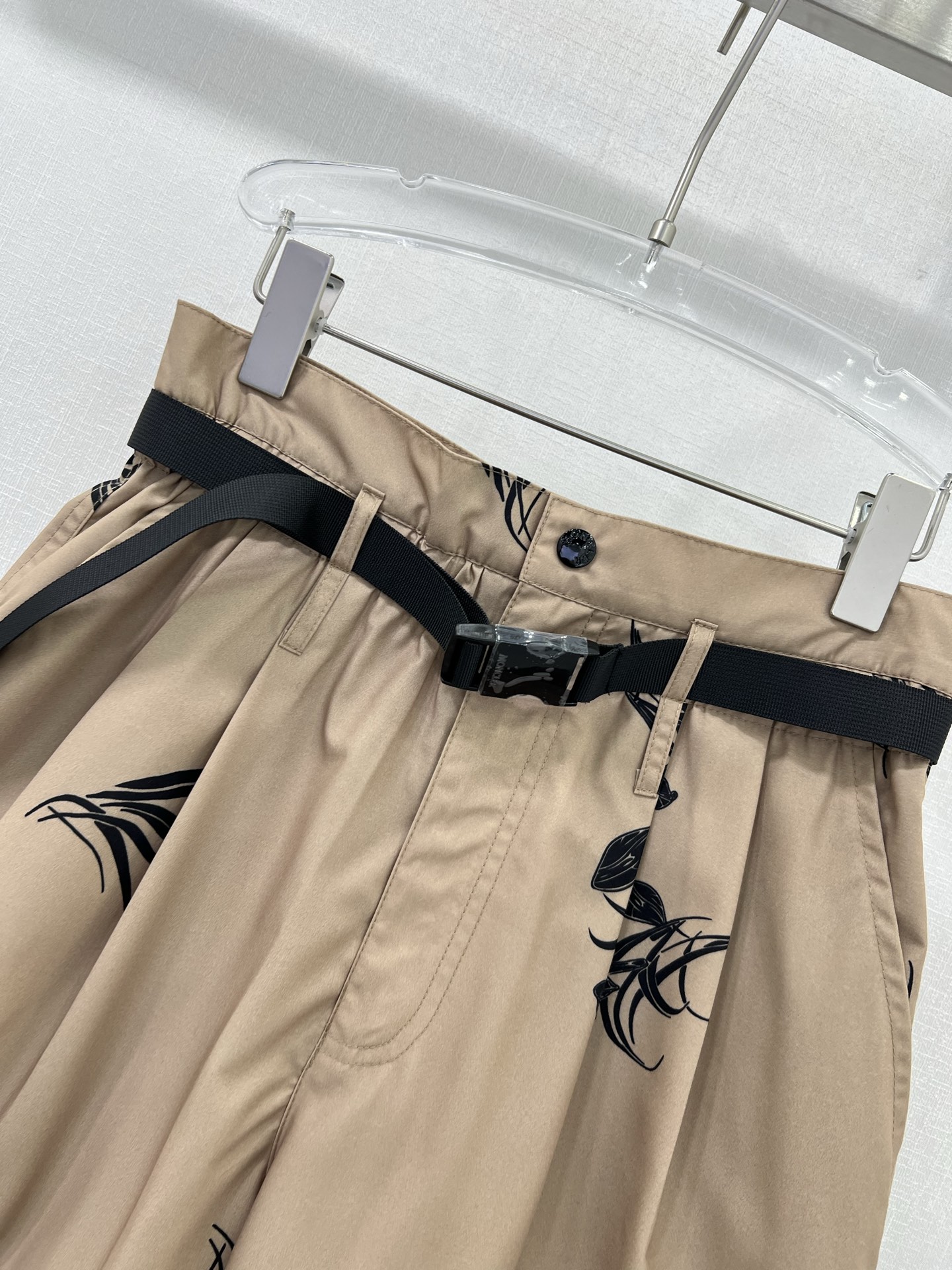 Fashionable One-Size-Fits-All Female Suit Set with Moncl*r Mask and High Waist Shorts - 图片 3