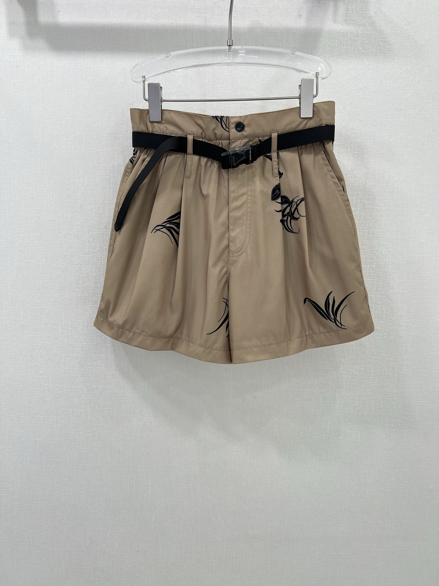 Fashionable One-Size-Fits-All Female Suit Set with Moncl*r Mask and High Waist Shorts - 图片 1