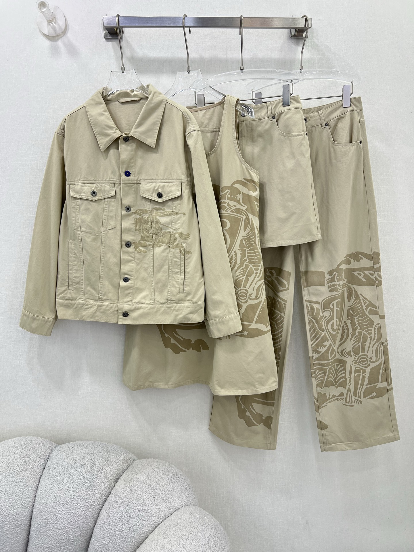 Stylish Outfit for Bold Woman: Burberry Jacket with Cowboy Pants and Horse Print - 图片 9