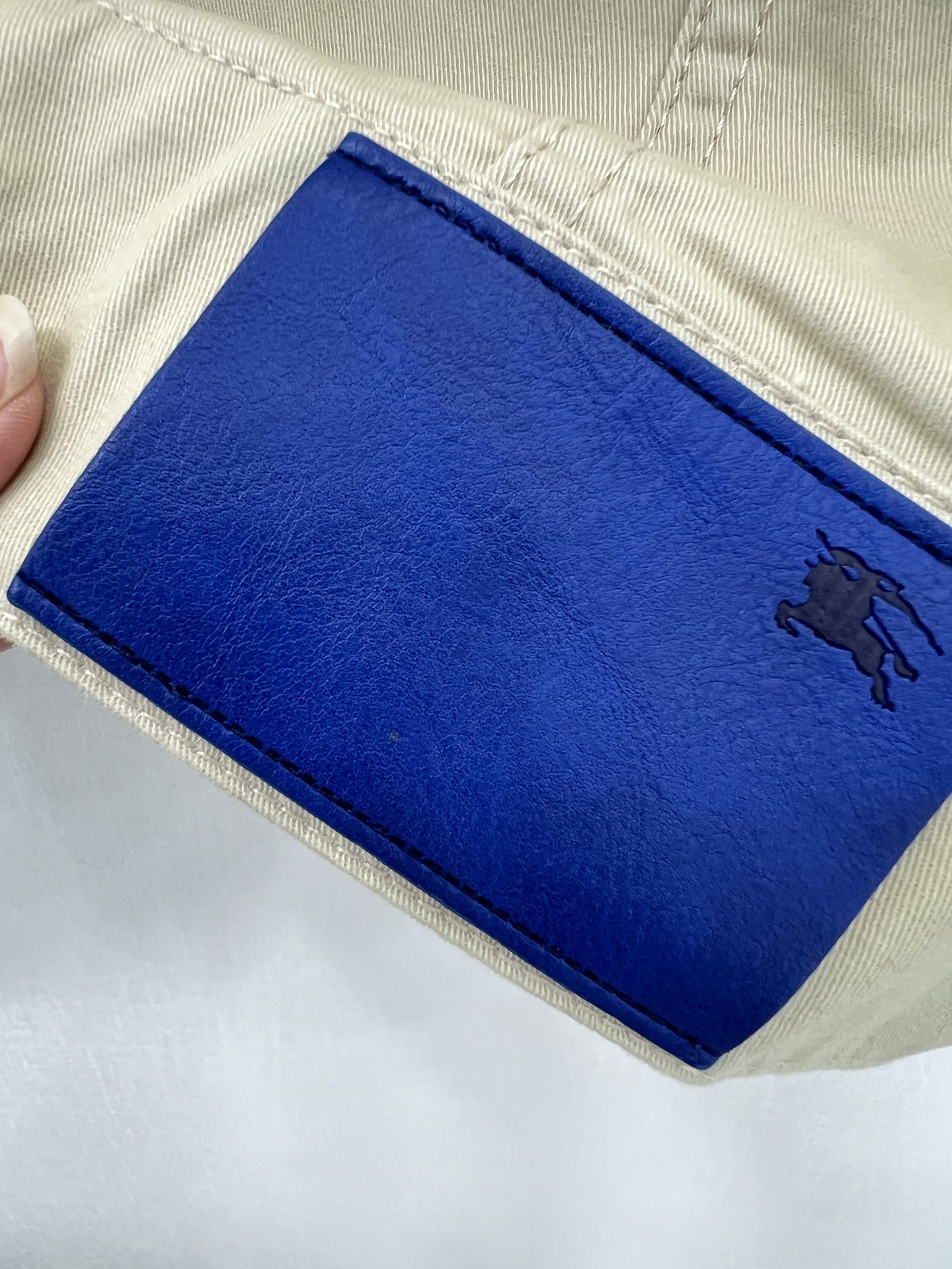 Stylish Outfit for Bold Woman: Burberry Jacket with Cowboy Pants and Horse Print - 图片 8