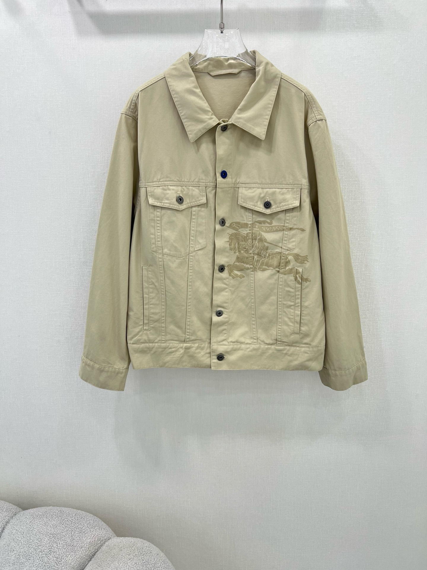Stylish Outfit for Bold Woman: Burberry Jacket with Cowboy Pants and Horse Print - 图片 1