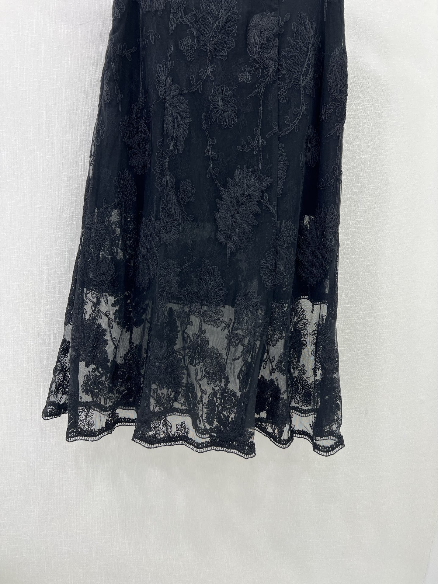 French Lace Half-Dress by P1139: Ermanno Scervino Pack Adds Elegance and Style - 图片 3
