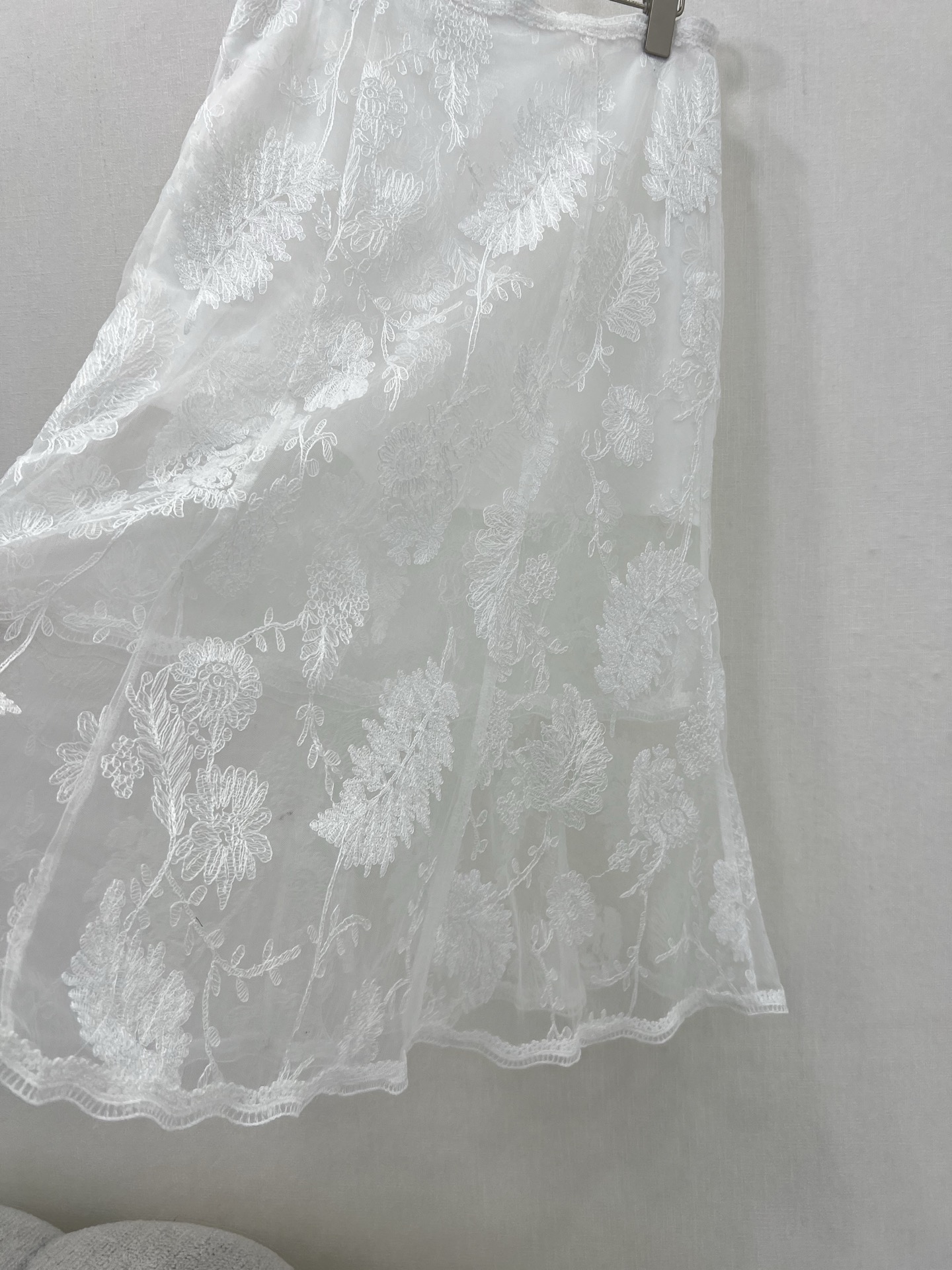High-End French Lace Half-Dress with Ermanno Scervino Pack: Quality Construction and Stylish Details - 图片 6
