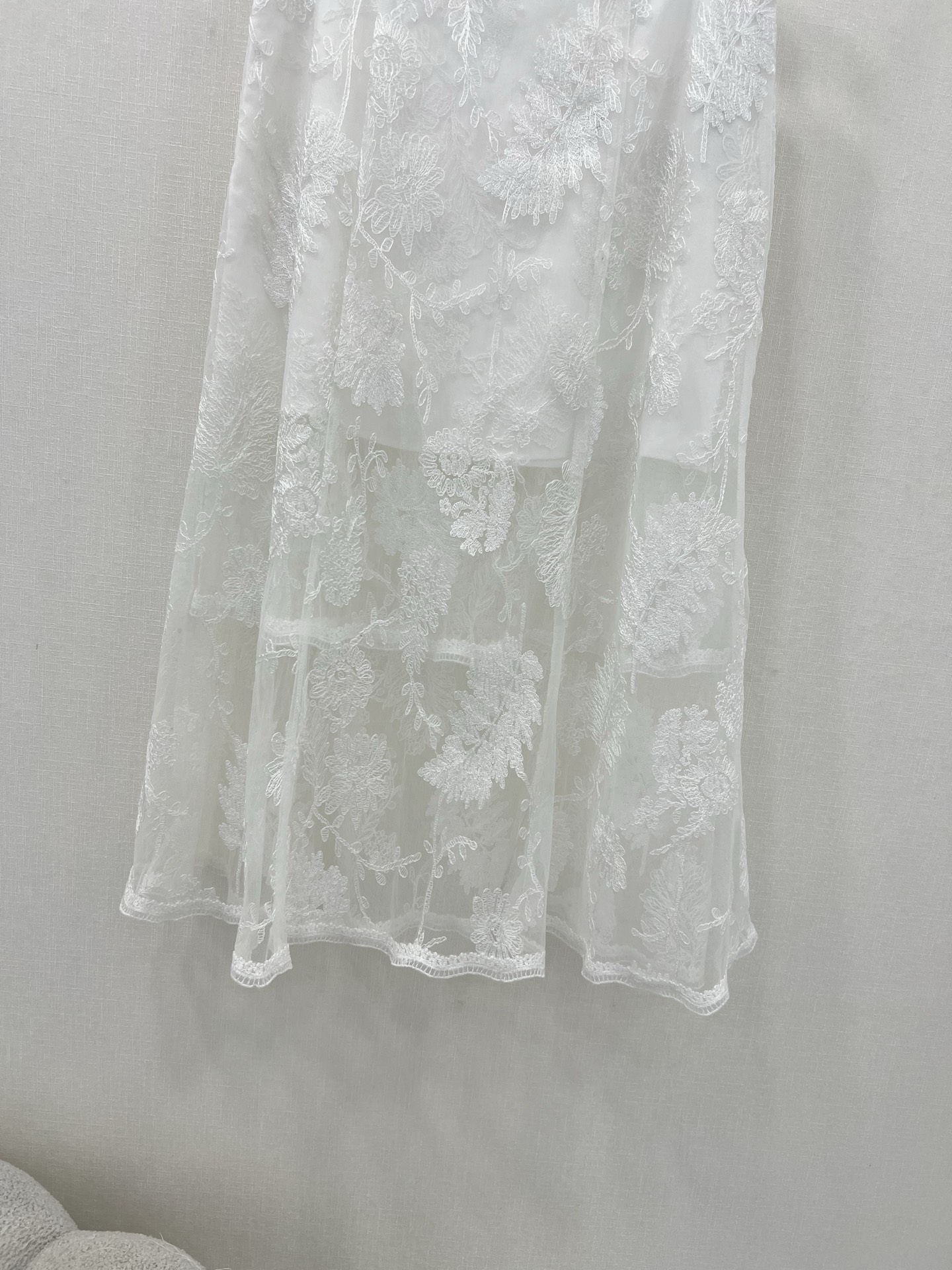 High-End French Lace Half-Dress with Ermanno Scervino Pack: Quality Construction and Stylish Details - 图片 4