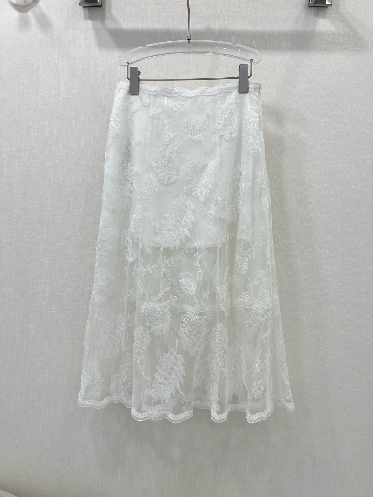High-End French Lace Half-Dress with Ermanno Scervino Pack: Quality Construction and Stylish Details