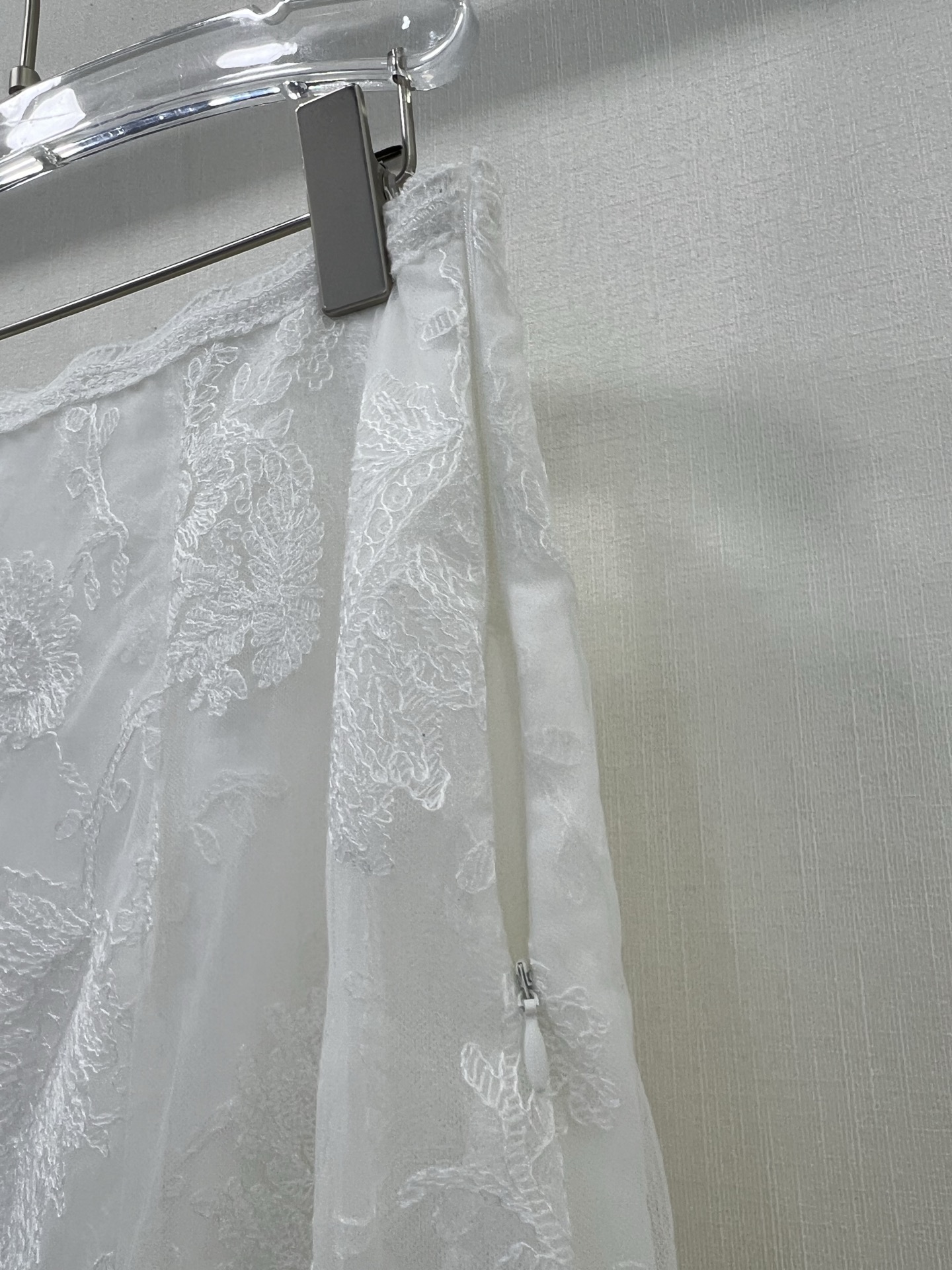 High-End French Lace Half-Dress with Ermanno Scervino Pack: Quality Construction and Stylish Details - 图片 8