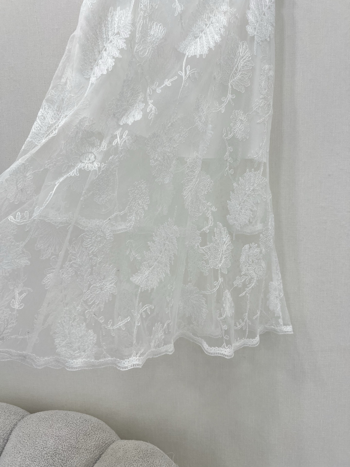 High-End French Lace Half-Dress with Ermanno Scervino Pack: Quality Construction and Stylish Details - 图片 7
