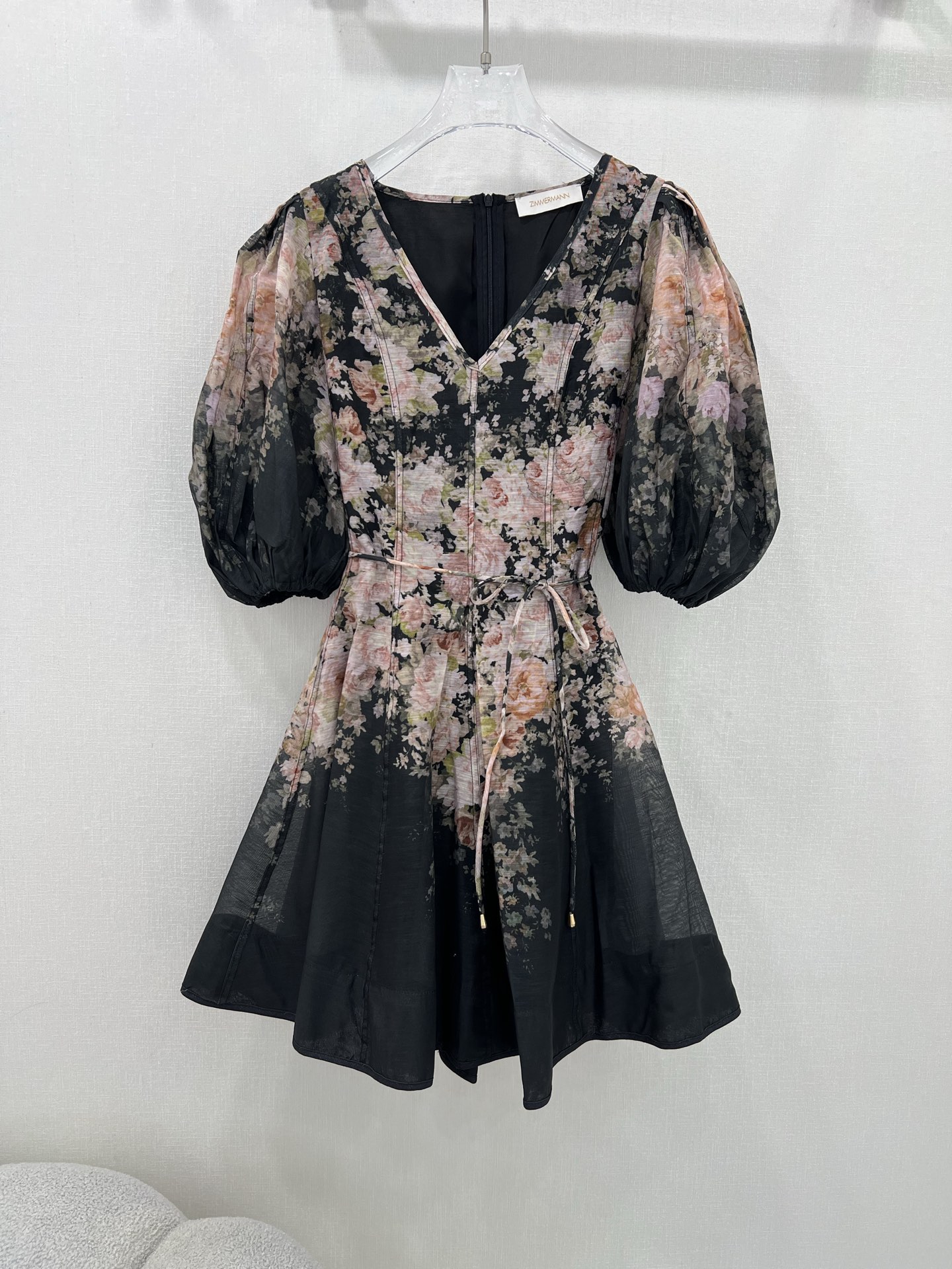 NO:639297,Zimmerman*/Zimmerman 25 new dress V-neck puffy puff sleeves princess sleeve design with customized belt and waist herringbone support, more slim and three-dimensional, tailoring for a good figure, full of luxurious flowers all over the body, 2 colors and 4 sizes SML XLB, Zimmerman-clothing, skirts, alexander wang19860909Zimmerman*兹/默曼 25新款连衣裙 V领蓬蓬泡泡袖公主袖设计 搭配定制腰带 腰部鱼骨撑 更加修身立体 剪裁好身材 通体花卉满满的奢靡高级感 2色4码SML XLB,兹默曼-服装,skirts,alexander wang,Women's clothing