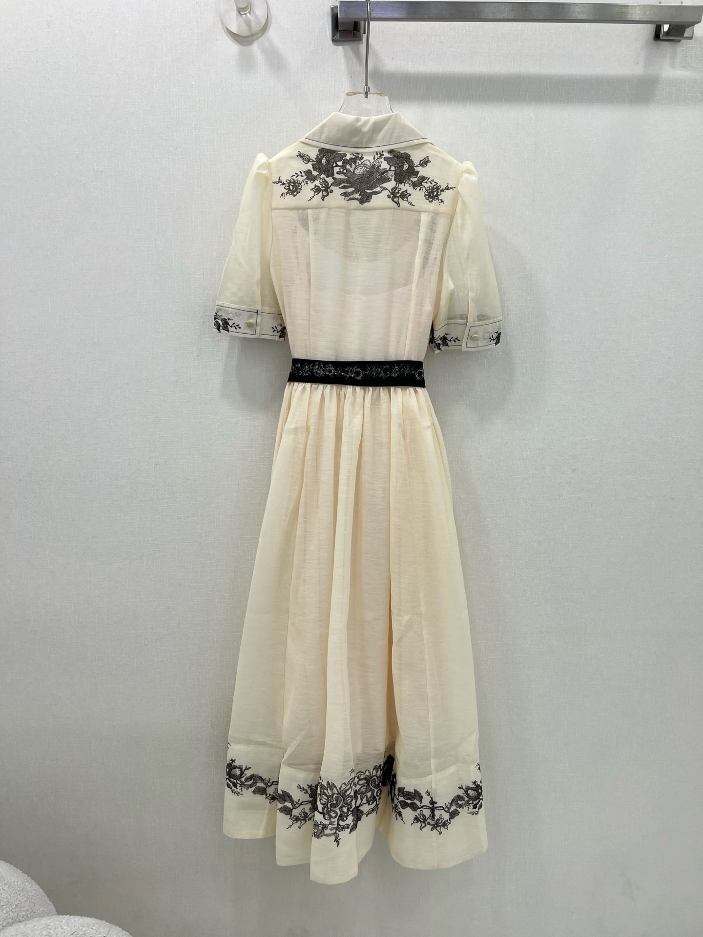 💰🔥🔥Zimmerman*兹/默曼25早春新款连衣裙 翻领定位花长款连衣裙👗选用亚麻面料制成，上身采用纽