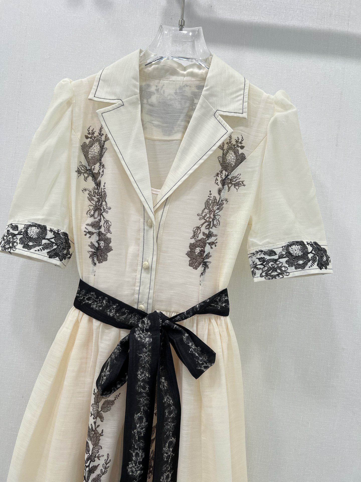 💰🔥🔥Zimmerman*兹/默曼25早春新款连衣裙 翻领定位花长款连衣裙👗选用亚麻面料制成，上身采用纽