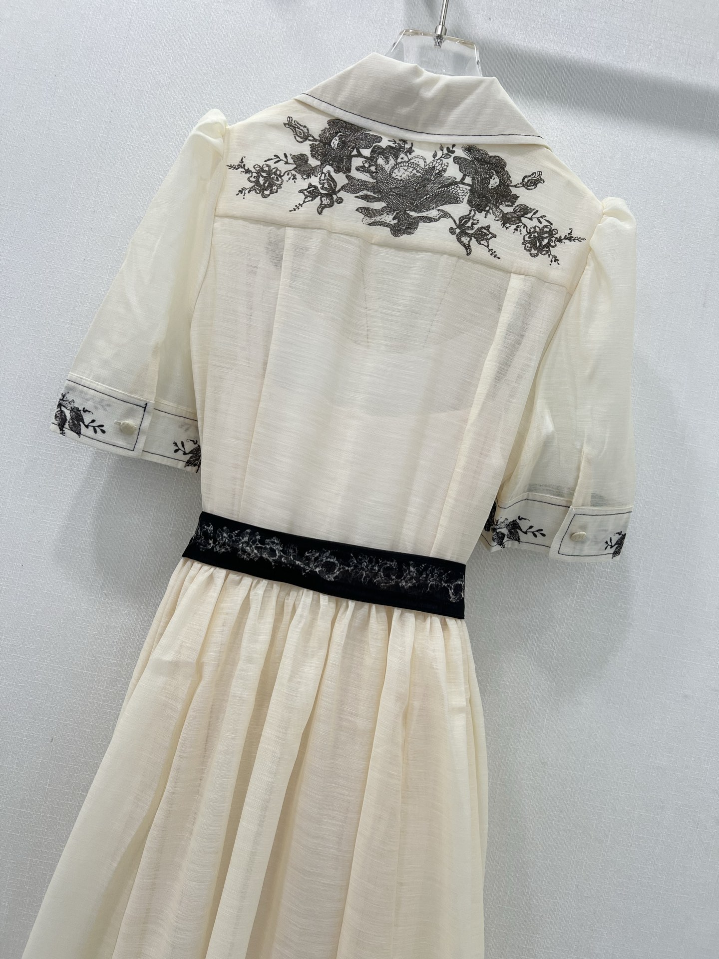 💰🔥🔥Zimmerman*兹/默曼25早春新款连衣裙 翻领定位花长款连衣裙👗选用亚麻面料制成，上身采用纽