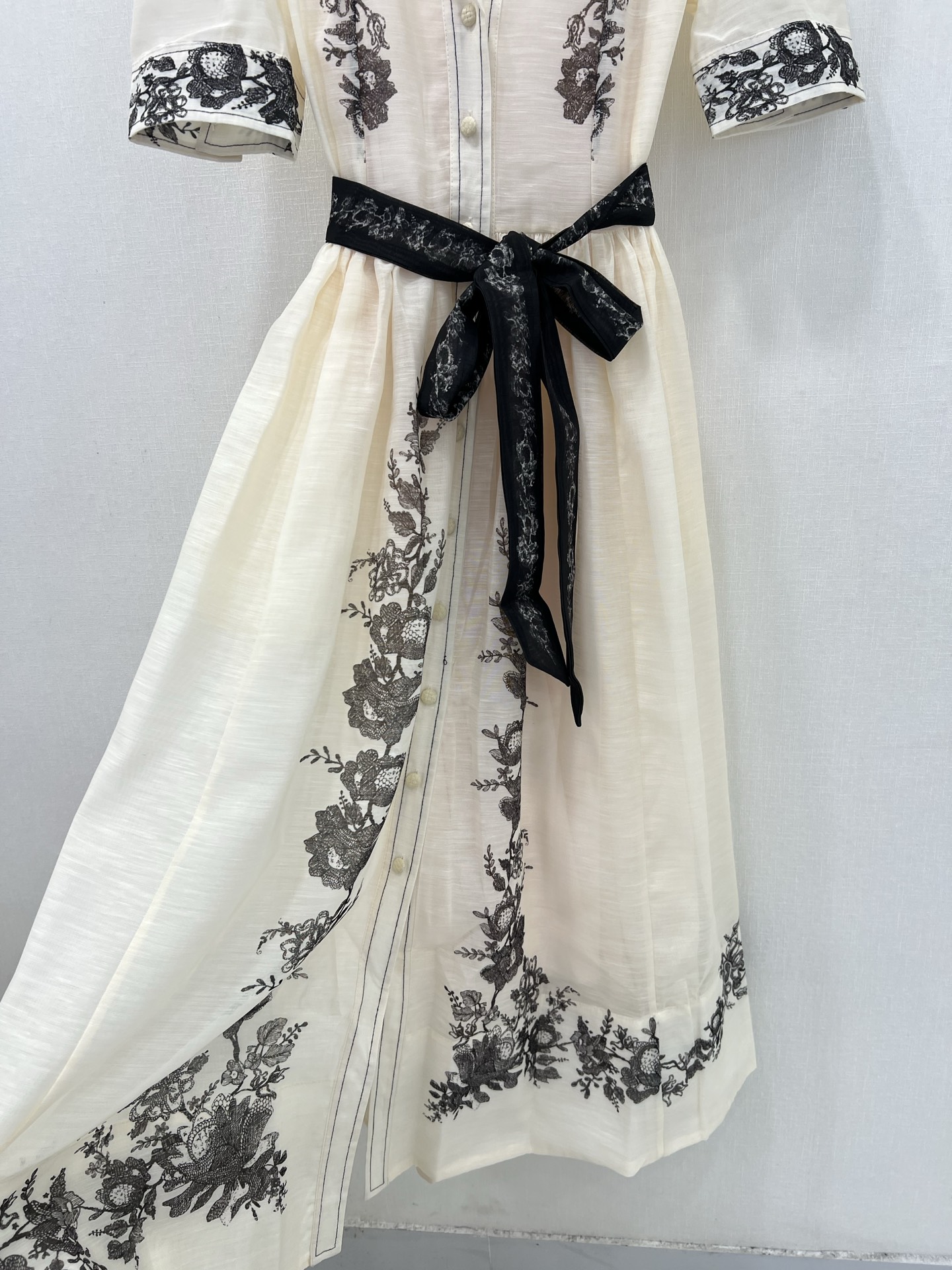 💰🔥🔥Zimmerman*兹/默曼25早春新款连衣裙 翻领定位花长款连衣裙👗选用亚麻面料制成，上身采用纽