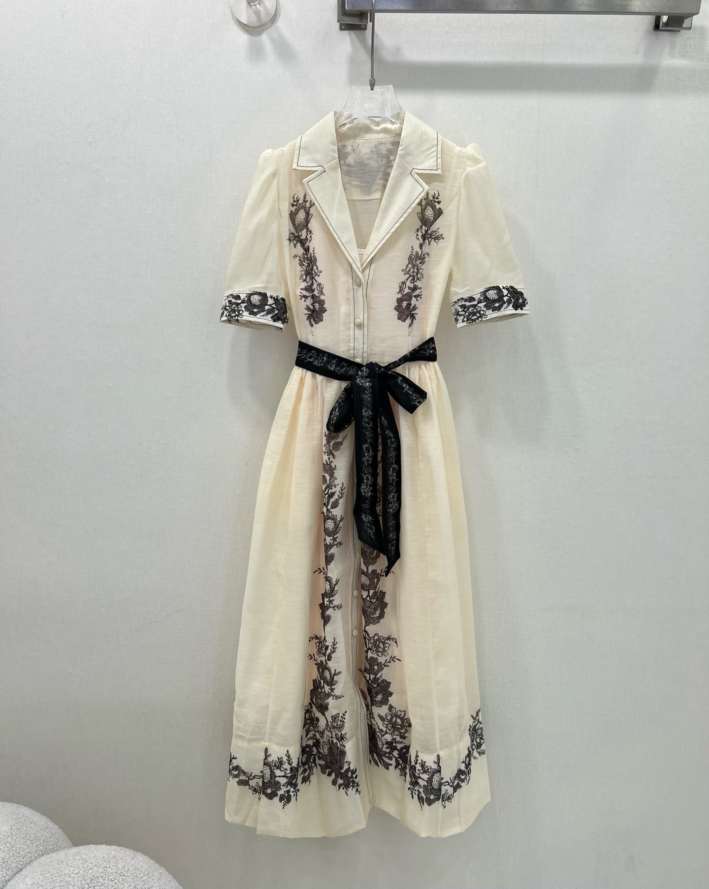 NO:639241,Zimmerman*/Zimmerman 25 new early spring dress. The long dress with positioning flowers on the lapels is made of linen fabric. The upper body is designed with a button placket. It is matched with a cloth belt. It is decorated with ink positioning floral patterns and is paired with a loose wide skirt cut to show a sense of vitality and fashion. Single color size 4 SMLXL, Zimmerman-clothing, skirts, alexander wang19860909Zimmerman*兹/默曼25早春新款连衣裙 翻领定位花长款连衣裙选用亚麻面料制成,上身采用纽扣门襟设计 搭配本布腰带 饰有水墨定位的花卉图案,搭配宽松的阔裙摆剪裁,展现活力时尚感 单色4码SMLXL,兹默曼-服装,skirts,alexander wang,Women's clothing