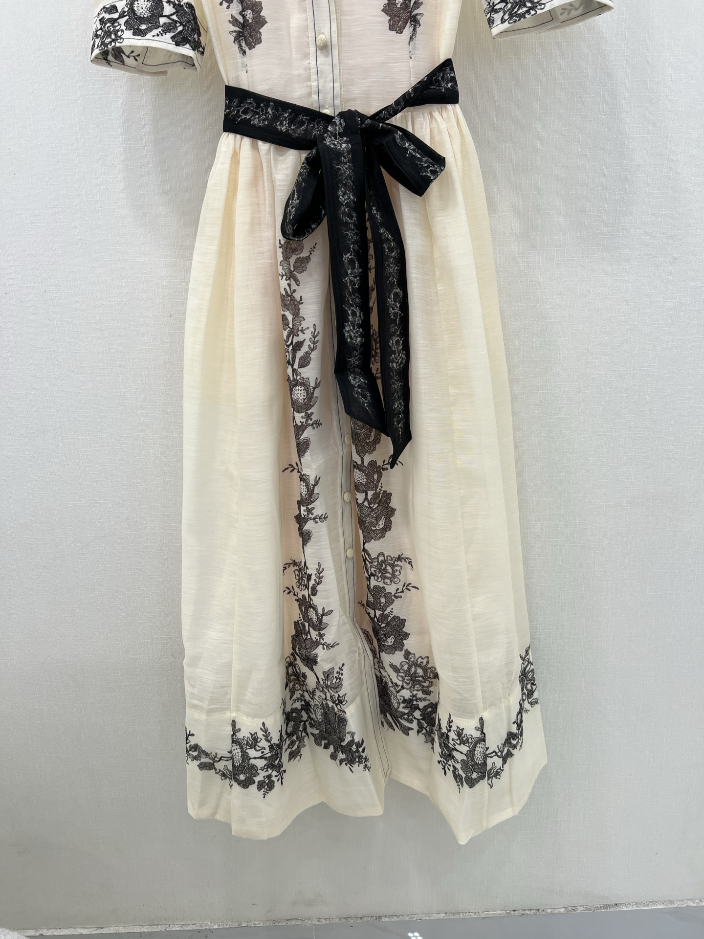 💰🔥🔥Zimmerman*兹/默曼25早春新款连衣裙 翻领定位花长款连衣裙👗选用亚麻面料制成，上身采用纽