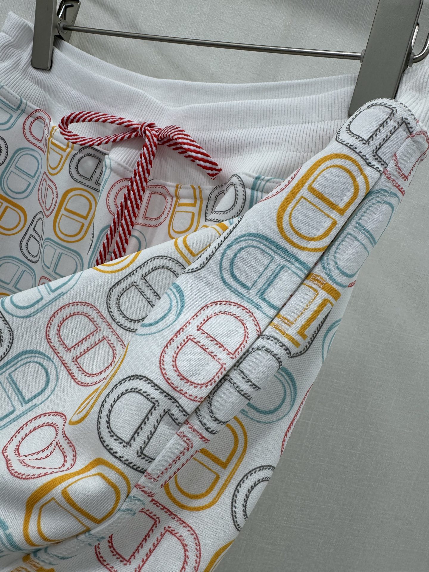 “High-Quality Customized Female Sports Suit with Unique Design Features” - 图片 6