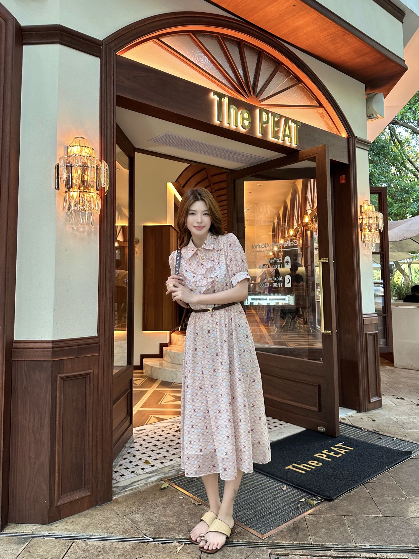 NO:434215,Model number D25062375 Celin* new model, full-body chain Arc de Triomphe logo printed earrings spliced ​​with half-body buckle lapel waist slimming and large swaying dress delivery belt!  (M size bust 96, waist 80, sleeve length 26, skirt length 117) hair, celine, skirt, alexander wang19860909款号D25062375 Celin*新款 满身链条凯旋门logo印花木耳边拼接半身系扣翻领收腰显瘦大摆连衣裙配送腰带！（M码胸围96,腰围80,袖长26,裙长117）发,,celine,skirts,alexander wang,Women's clothing