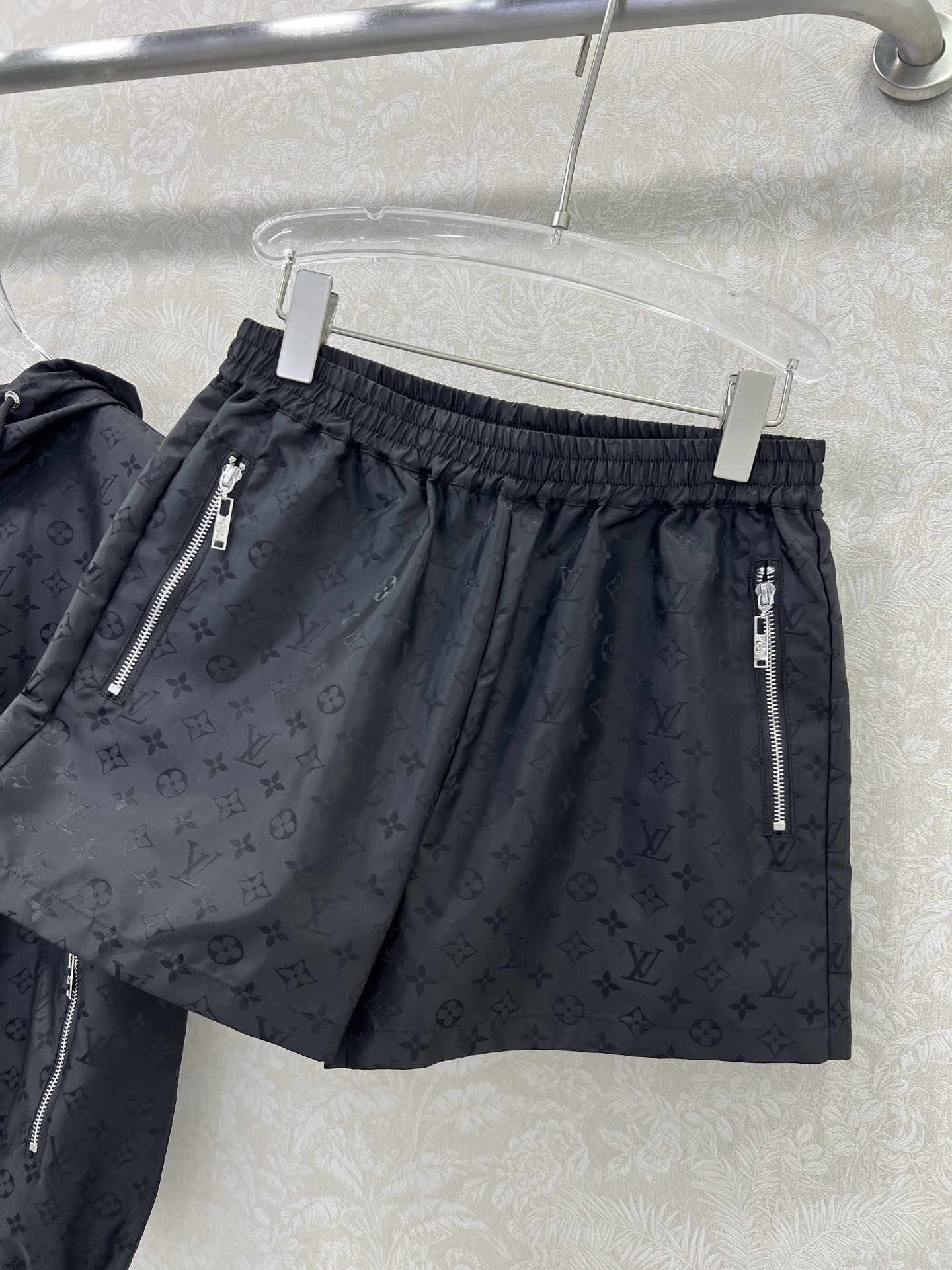 Fashionable P644 Dress with Tacks and Loui* Vuitto*n 25 Flight Travels Collection - 图片 5