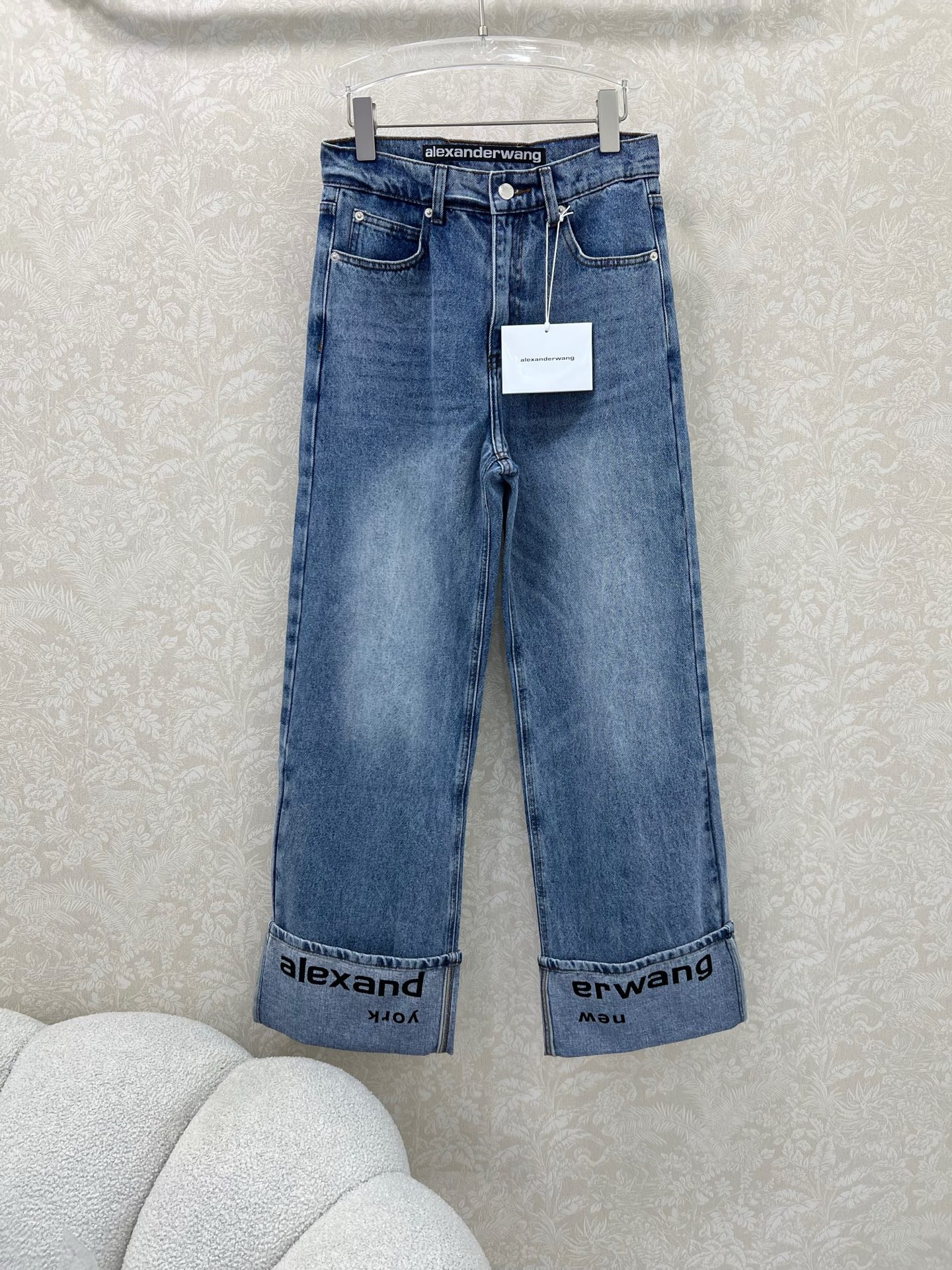 Stylish Female Suit with Alexander Wang Thongs and Cotton Net Detail - 图片 1