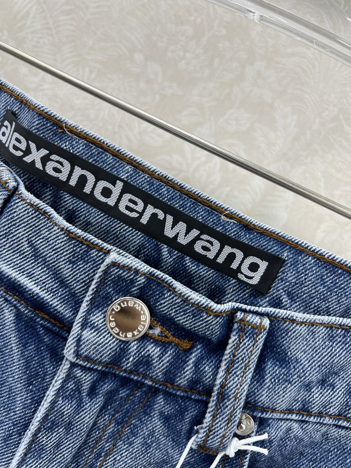 Stylish Female Suit with Alexander Wang Thongs and Cotton Net Detail - 图片 2